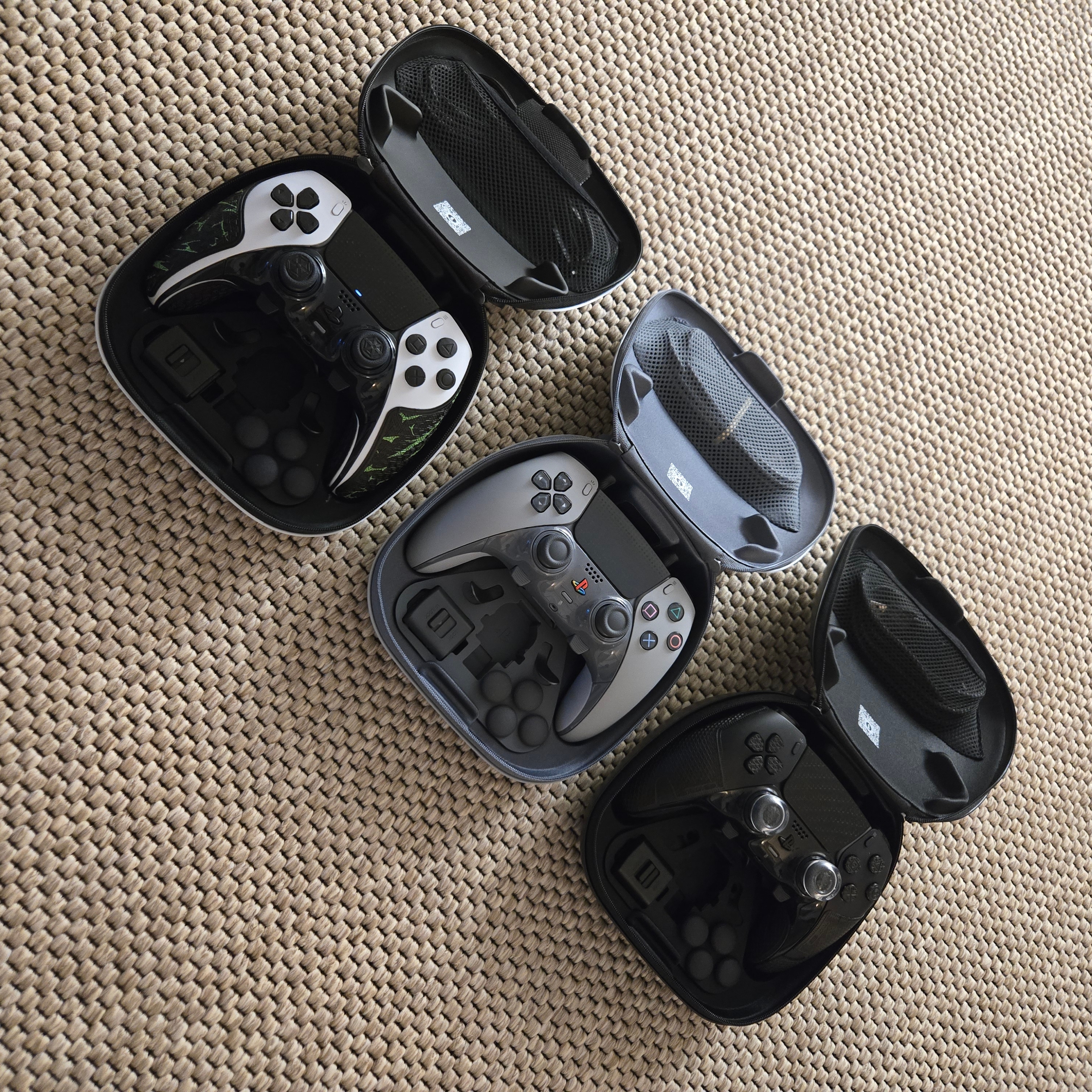 Playstation 5 DualSense Edge Wireless Controller 30th Anniversary Limited Edition (SIEK 220V) 착용 스타일 - 2
