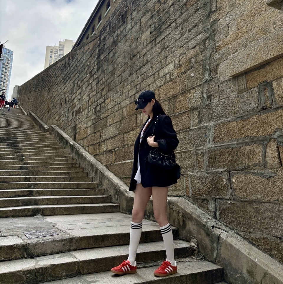 Adidas Gazelle Indoor Better Scarlet Cloud White, (W) Celine Triomphe 01 Sunglasses in Acetate Black 착용 스타일