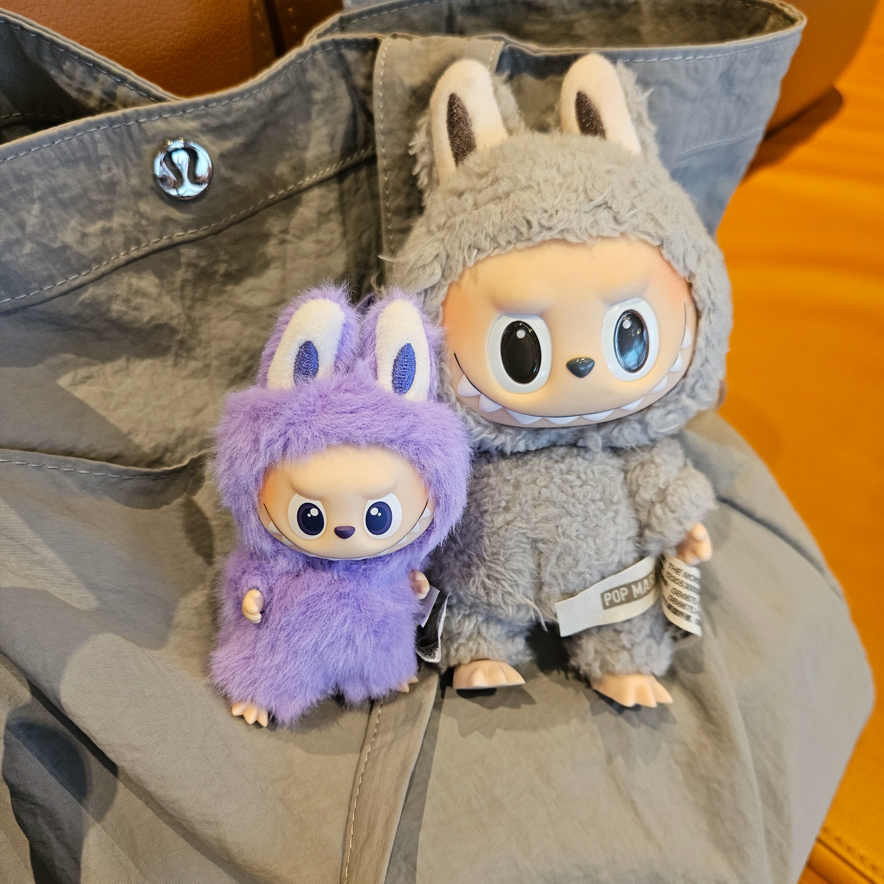 Pop Mart Labubu The Monsters Pin For Love Series Vinyl Plush Pendant (N-Z) T (Opened Case), Pop Mart Labubu The Monsters Labubu Tasty Macarons Series Sesame Bean Keyring (Opened Case) 착용 스타일 - 1
