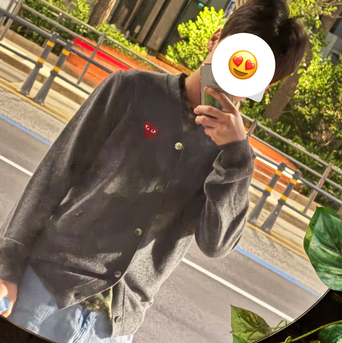 Play Comme des Garcons Knit Red Heart Cardigan Grey 착용 스타일