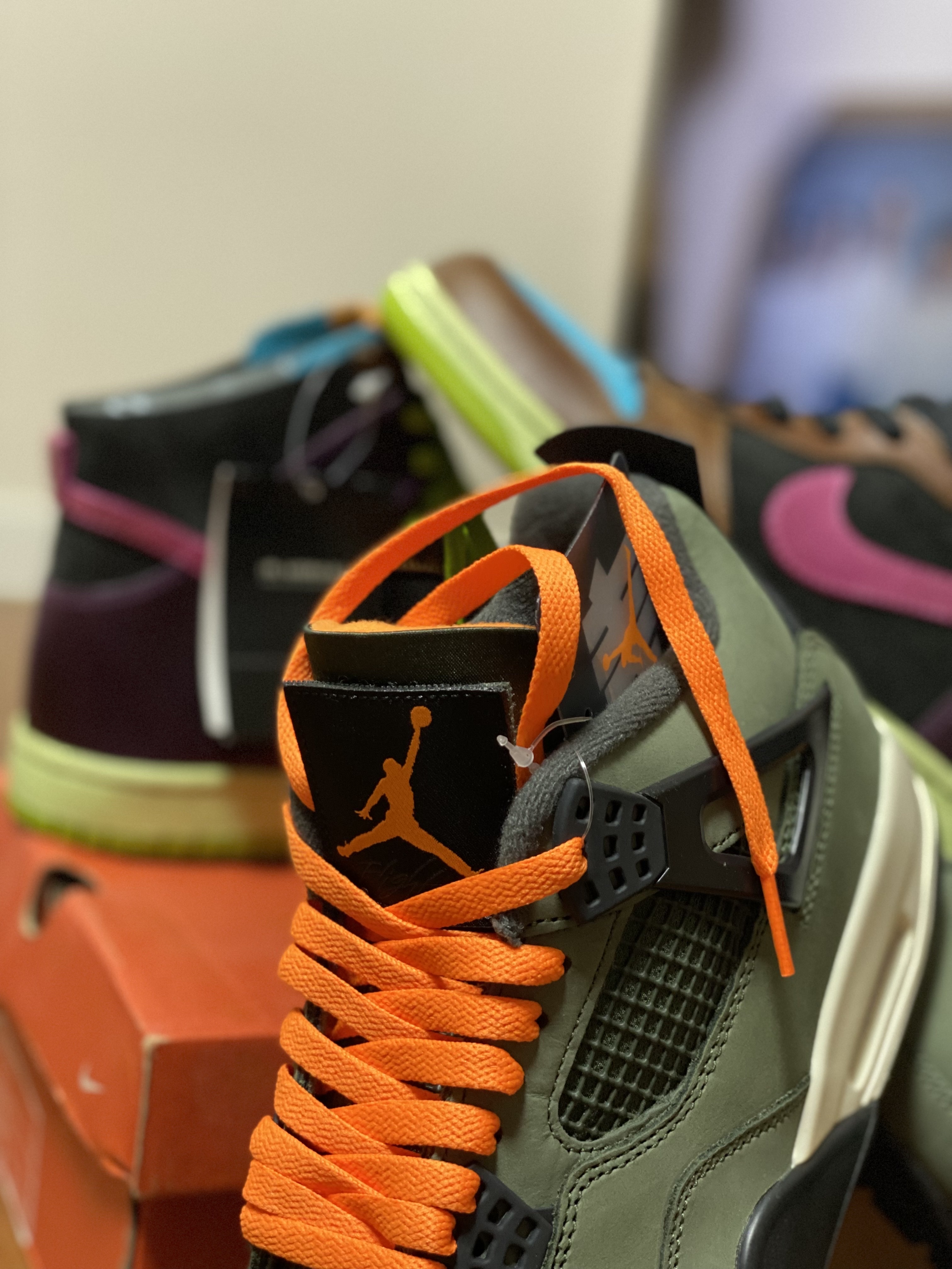 Jordan 4 x Undefeated Retro OG SP Deep Green and Clementine, Nike x Undefeated Dunk High Nl 착용 스타일 - 3