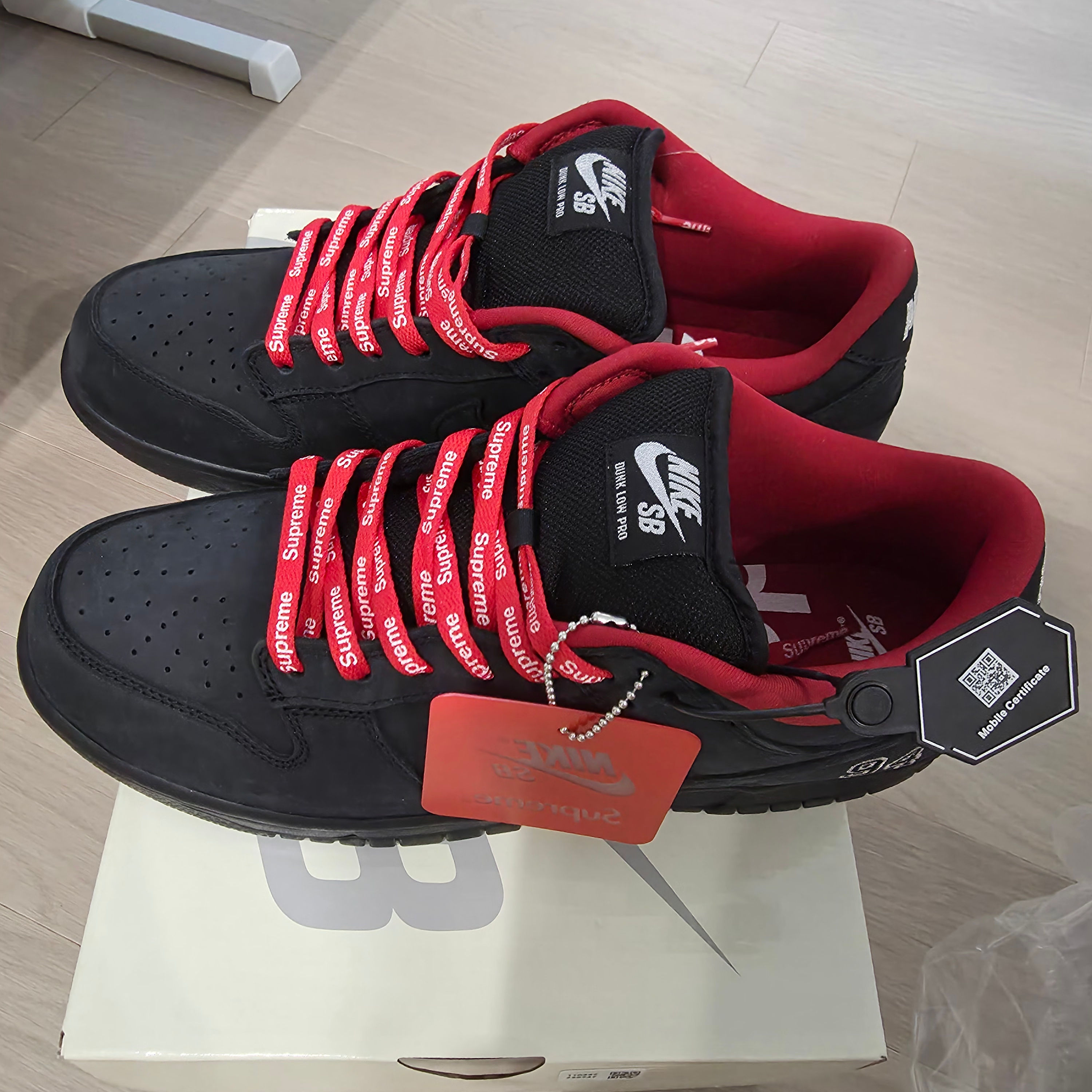 Nike x Supreme SB Dunk Low Black 착용 스타일