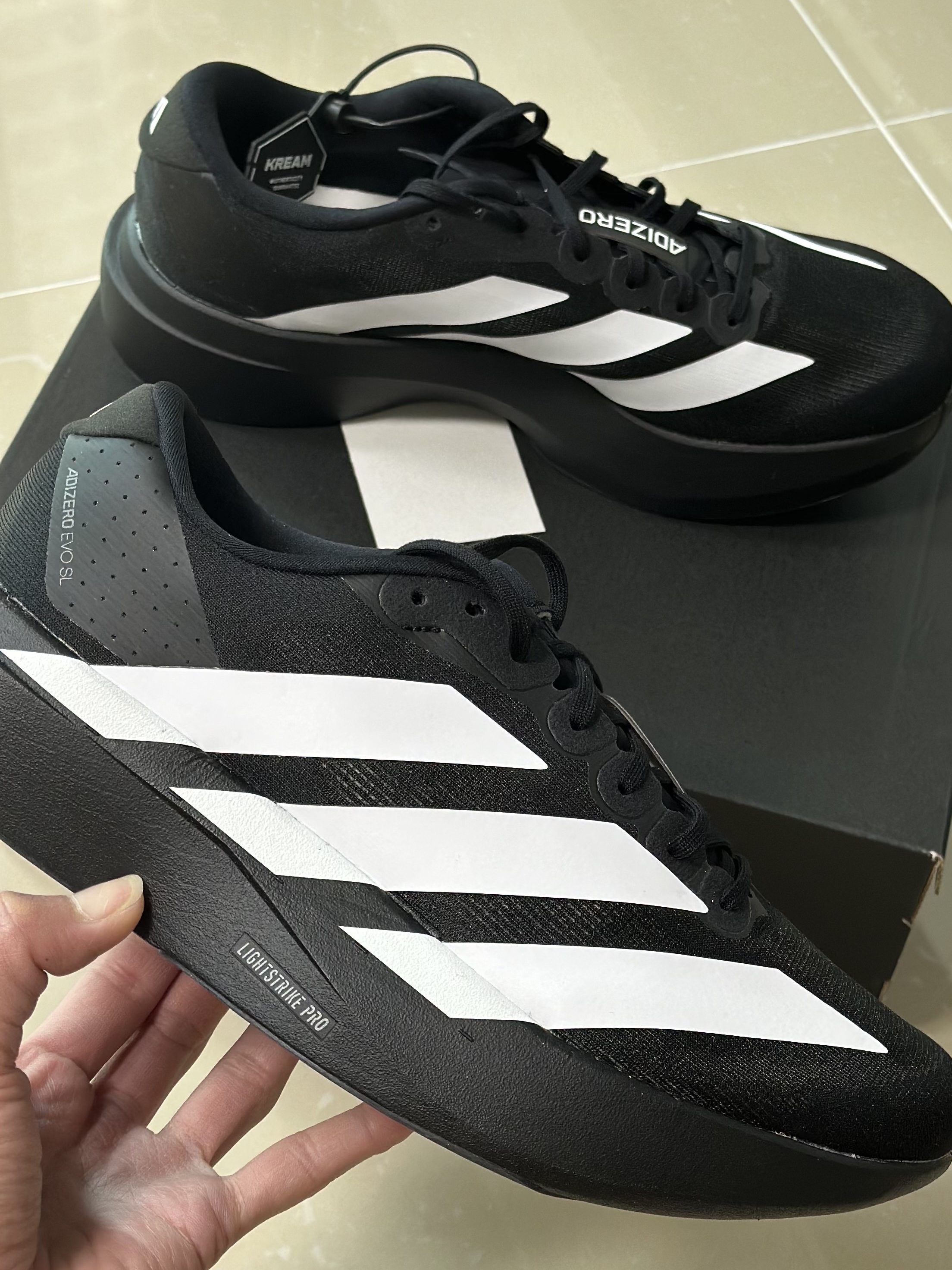 Adidas Adizero EVO SL Core Black Cloud White 착용 스타일 - 1