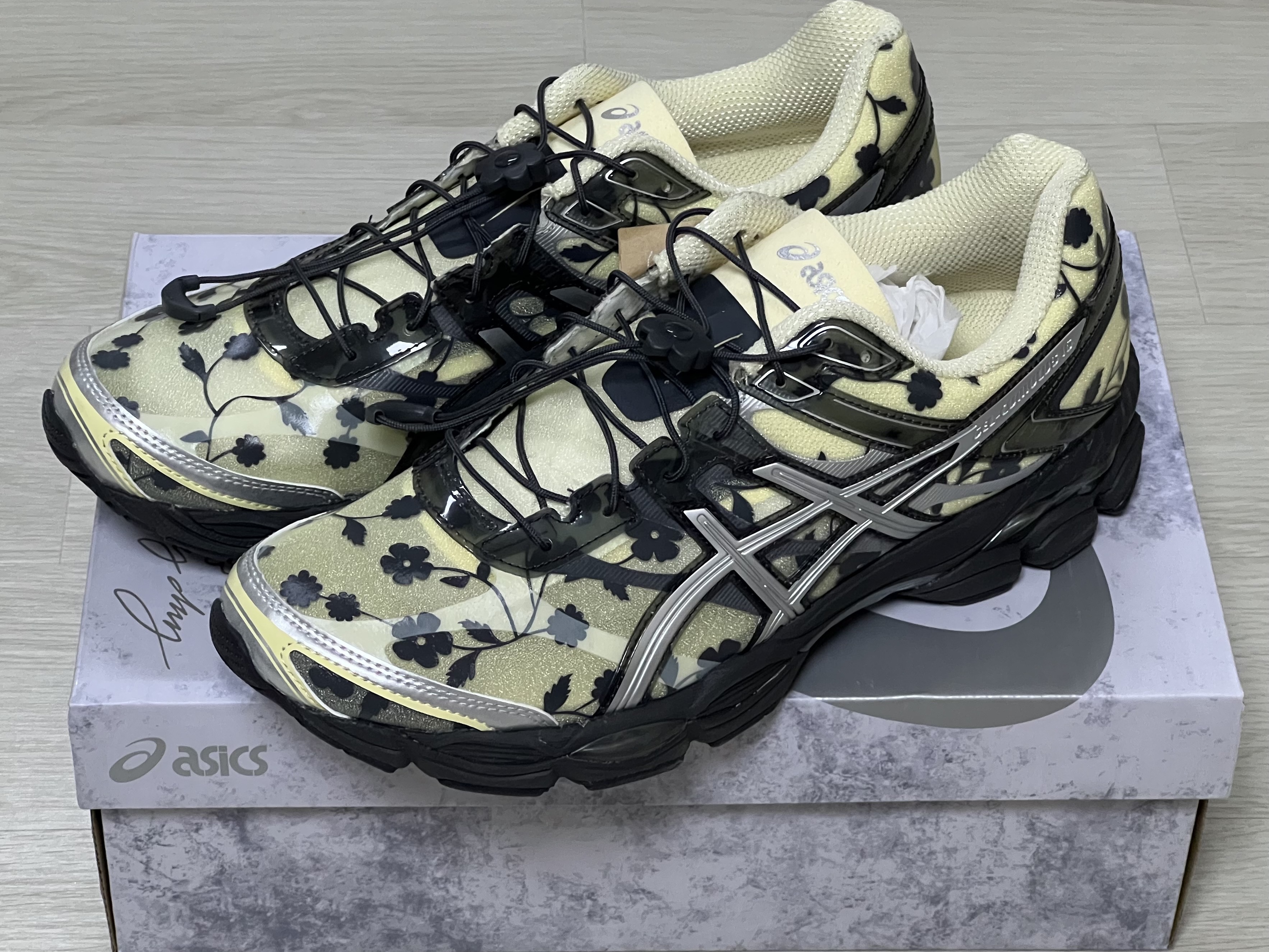 Asics x Cecilie Bahnsen Gel-Cumulus 16 Black Yellow 착용 스타일