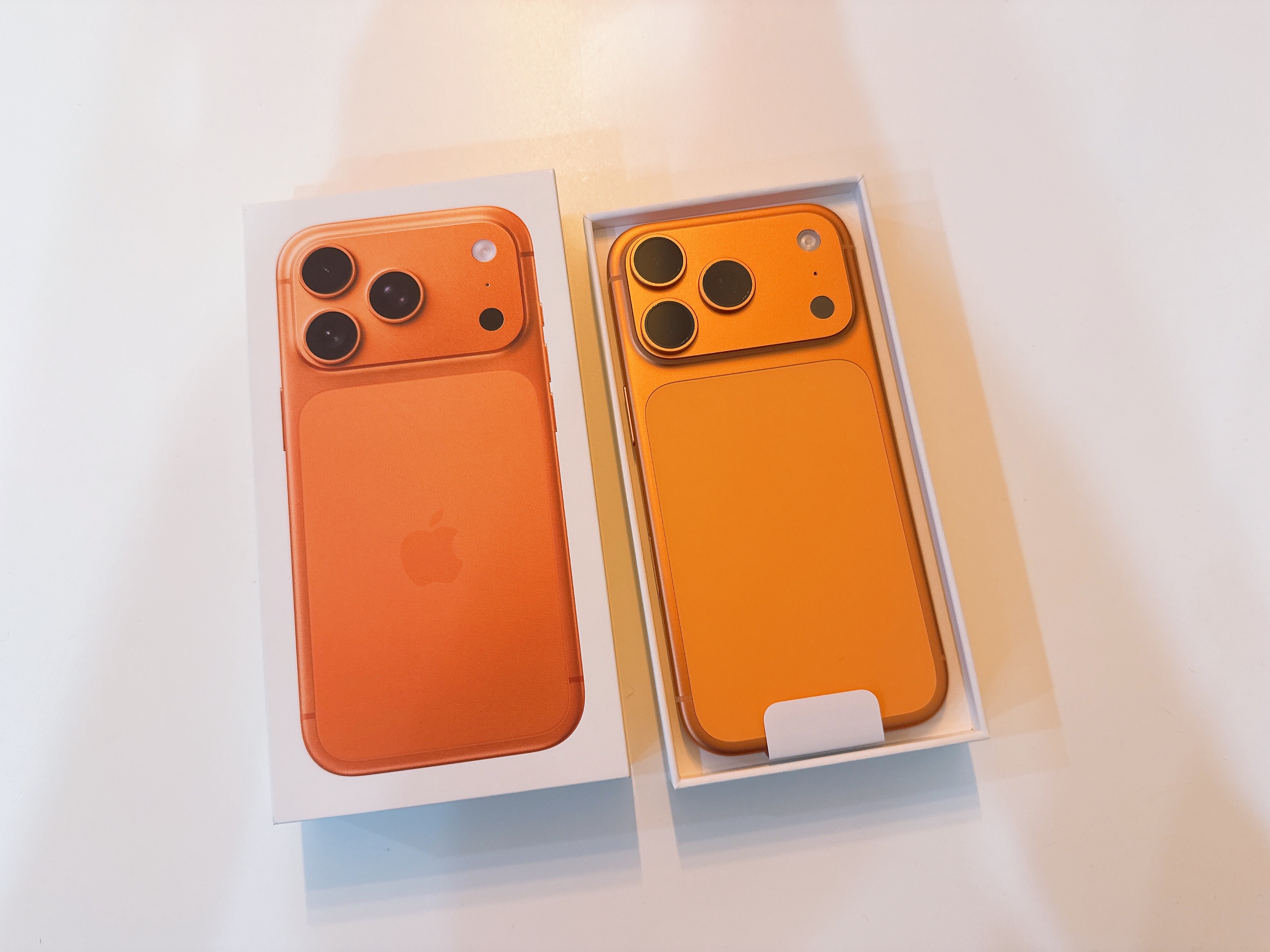 Apple iPhone 17 Pro 256GB Cosmic Orange 착용 스타일