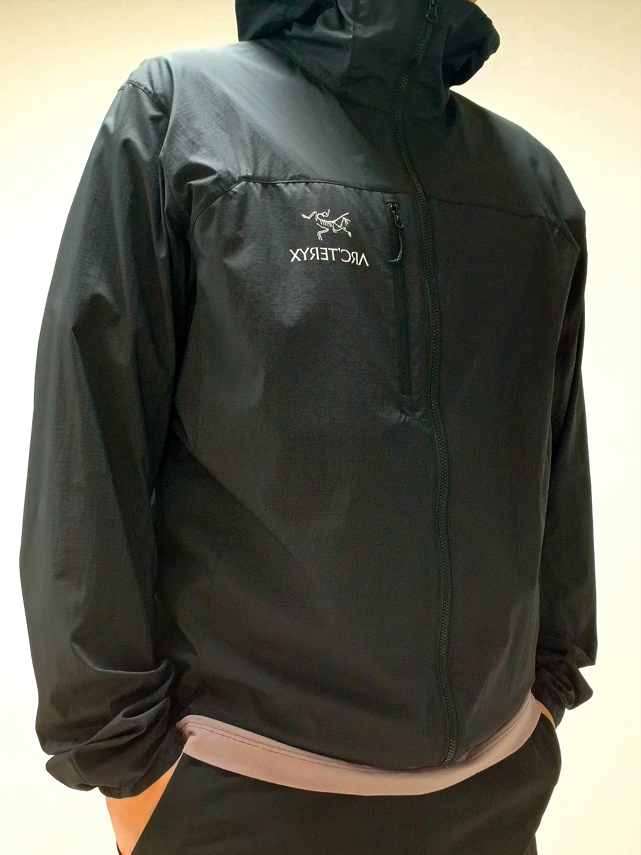 Arc'teryx Squamish Hoody Black, Arc'teryx Arc'word Logo SS T-Shirt Interstellar Phantasm 착용 스타일 - 9