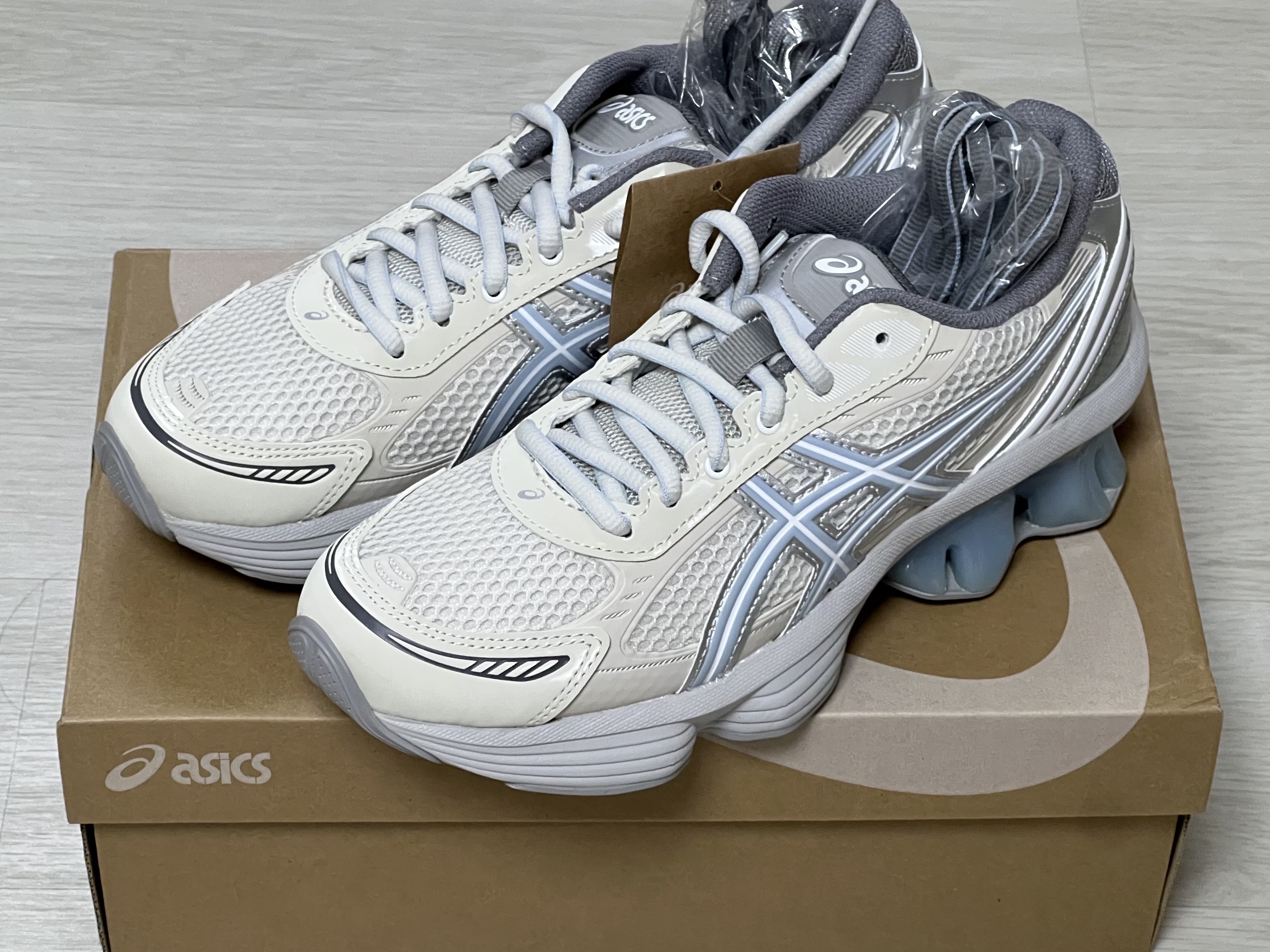 Asics x Emmi Gel-Kinetic Fluent Cream Soft Sky 착용 스타일