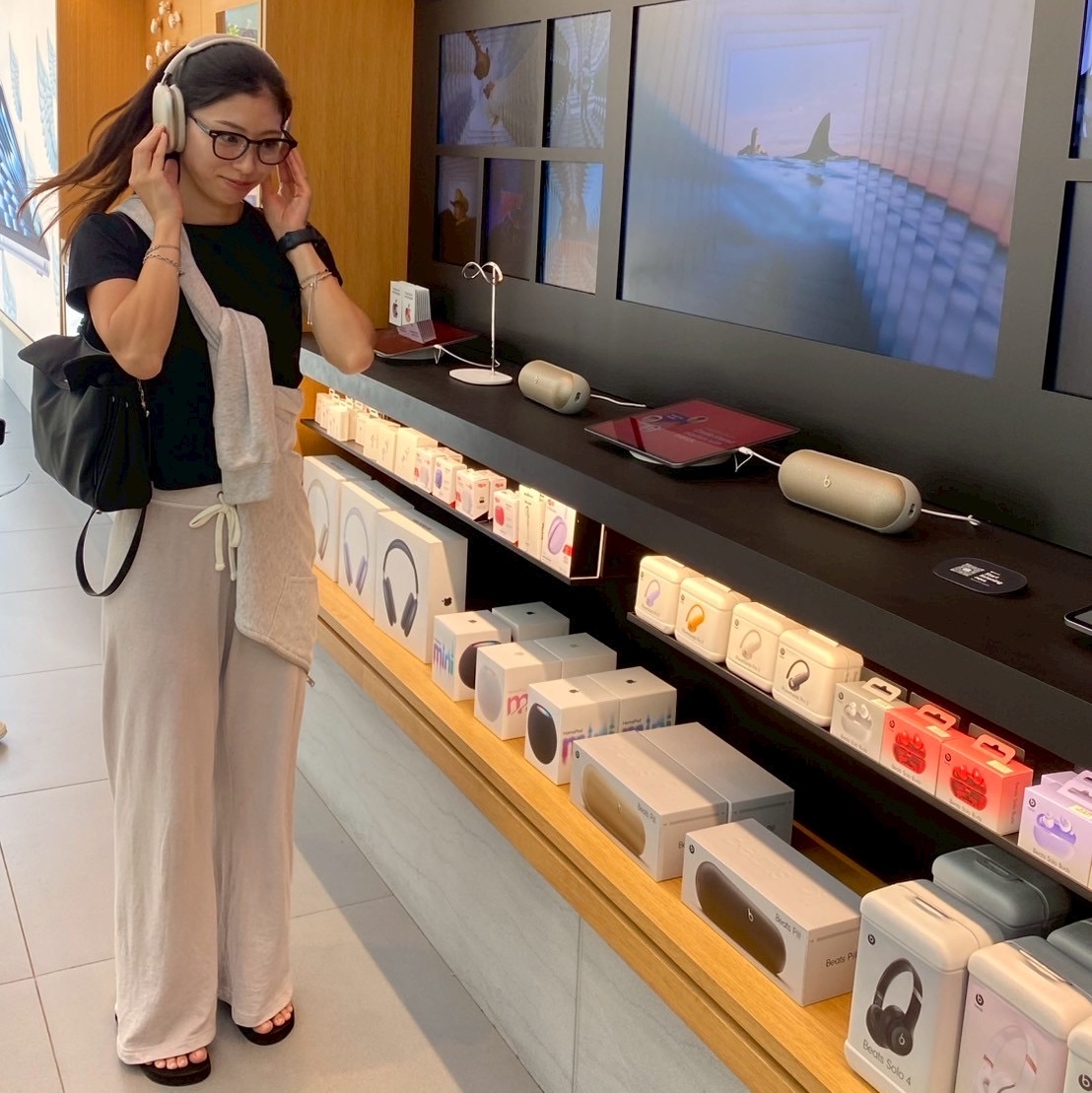 Apple AirPods Max Lightning Silver (Korean Ver.), (W) Matin Kim Buckle Eyelet Sandal Silver 착용 스타일