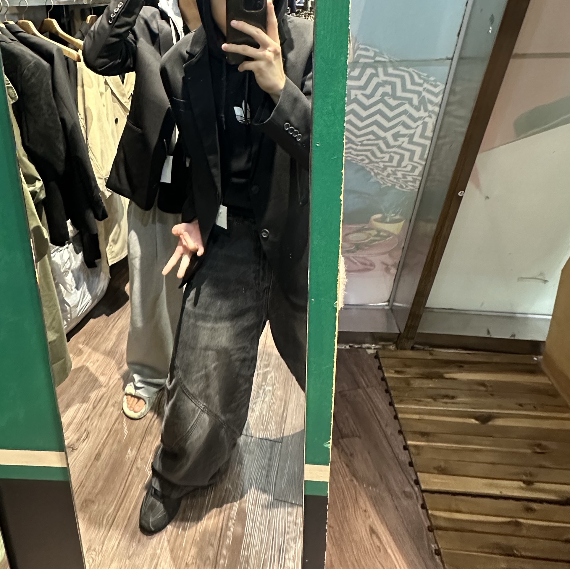 (W) Nike Shox R4 Black, Carhartt Cargo Series Messenger Bag Black 착용 스타일 - 1