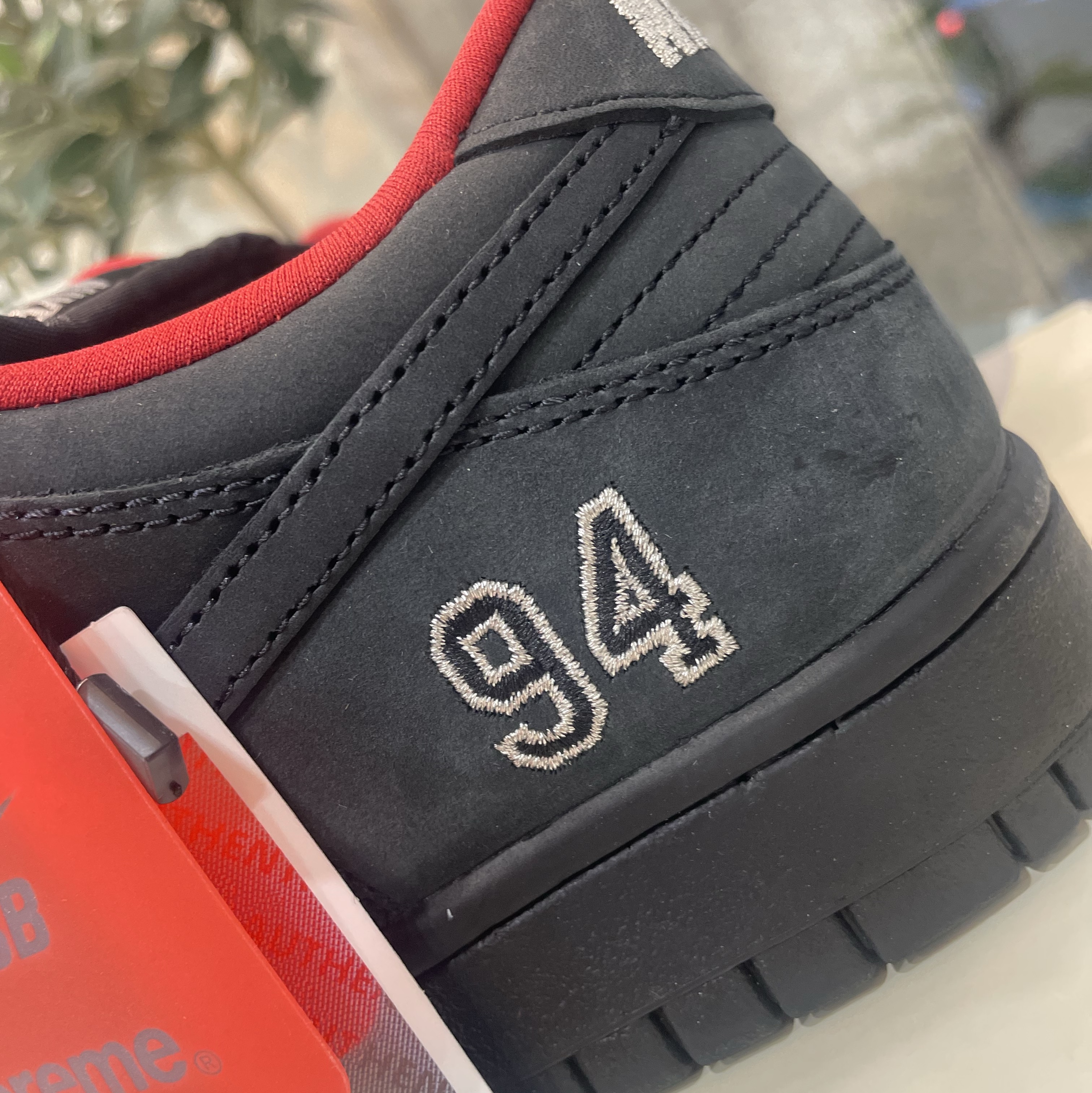 Nike x Supreme SB Dunk Low Black 착용 스타일 - 4