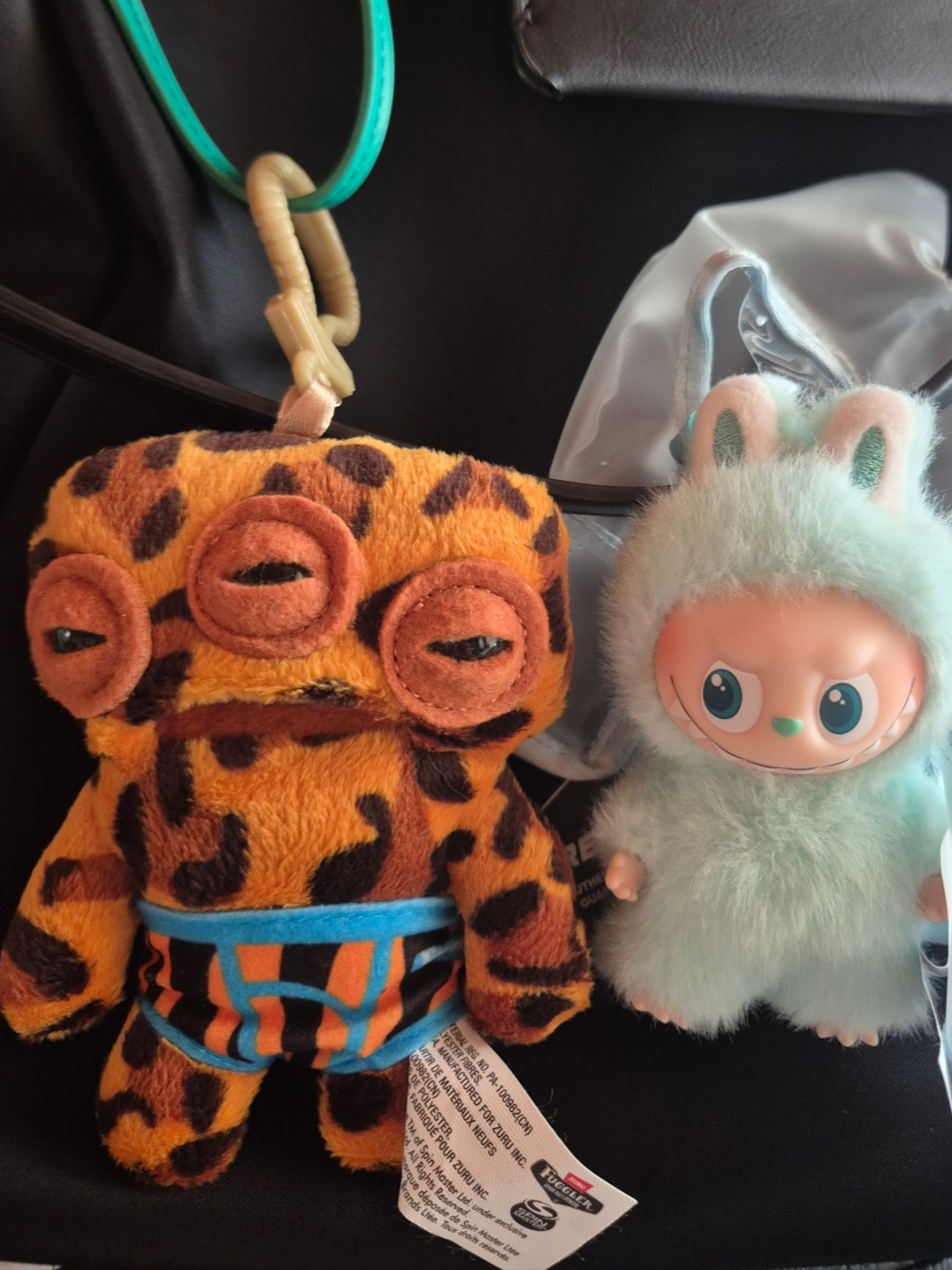 Fuggler Alien Keyring Leopard, Pop Mart Labubu The Monsters Pin For Love Series Vinyl Plush Pendant (A-M) I (Opened Case) 착용 스타일