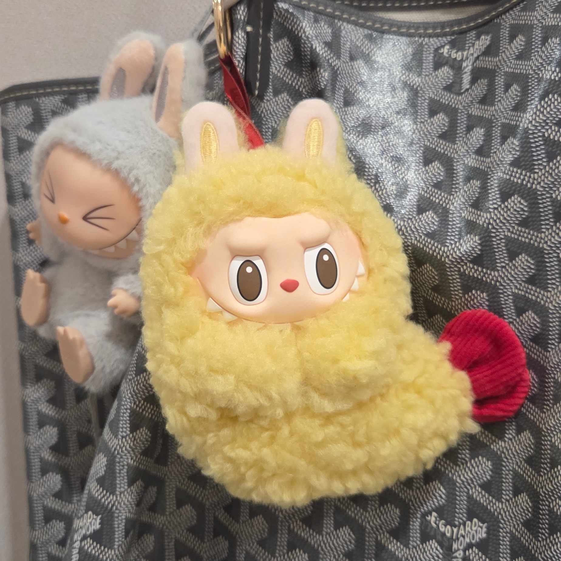 Pop Mart Labubu The Monsters Wacky Mart Series Earphone Case 착용 스타일 - 2