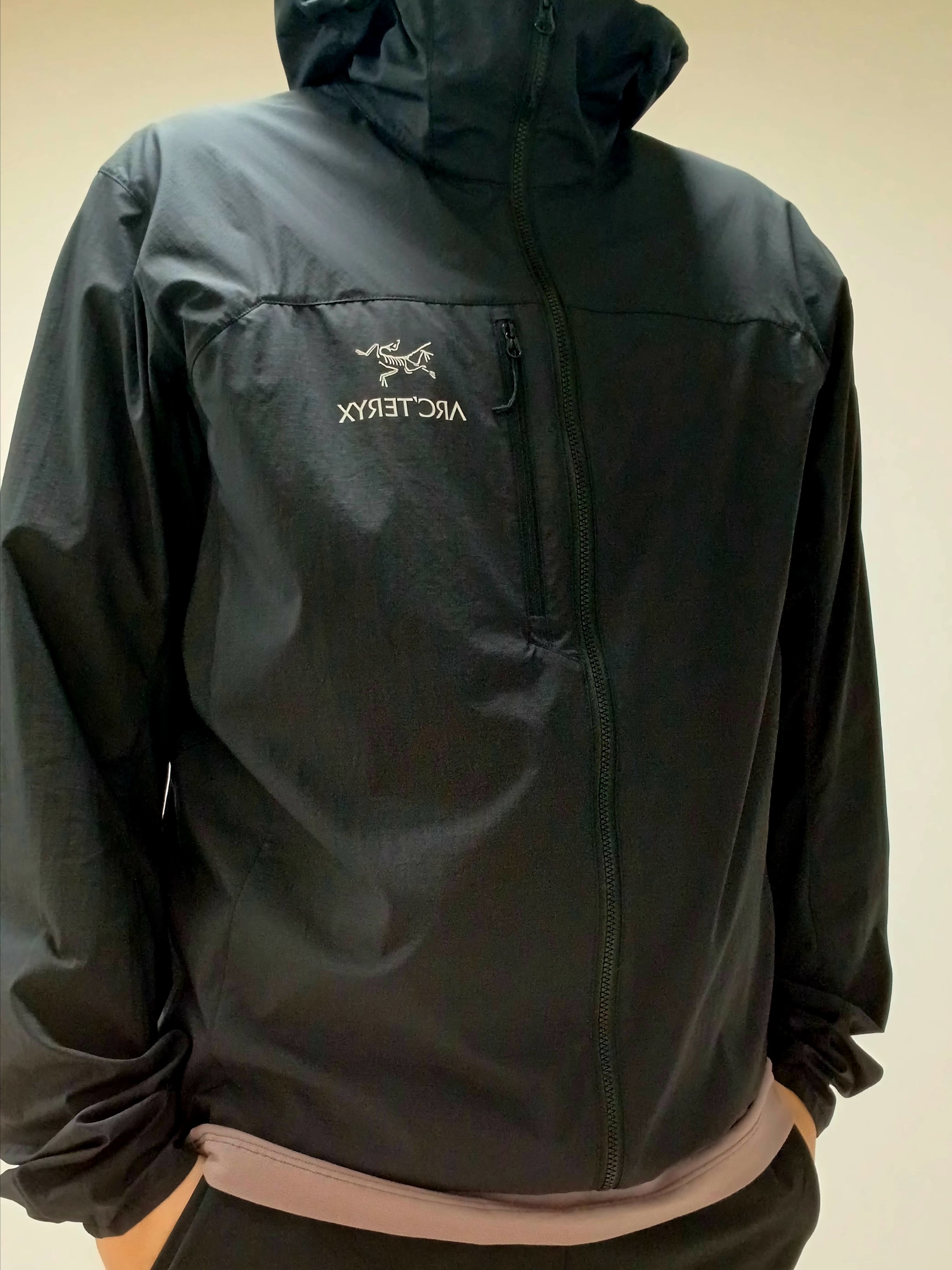 Arc'teryx Squamish Hoody Black, Arc'teryx Arc'word Logo SS T-Shirt Interstellar Phantasm 착용 스타일 - 3