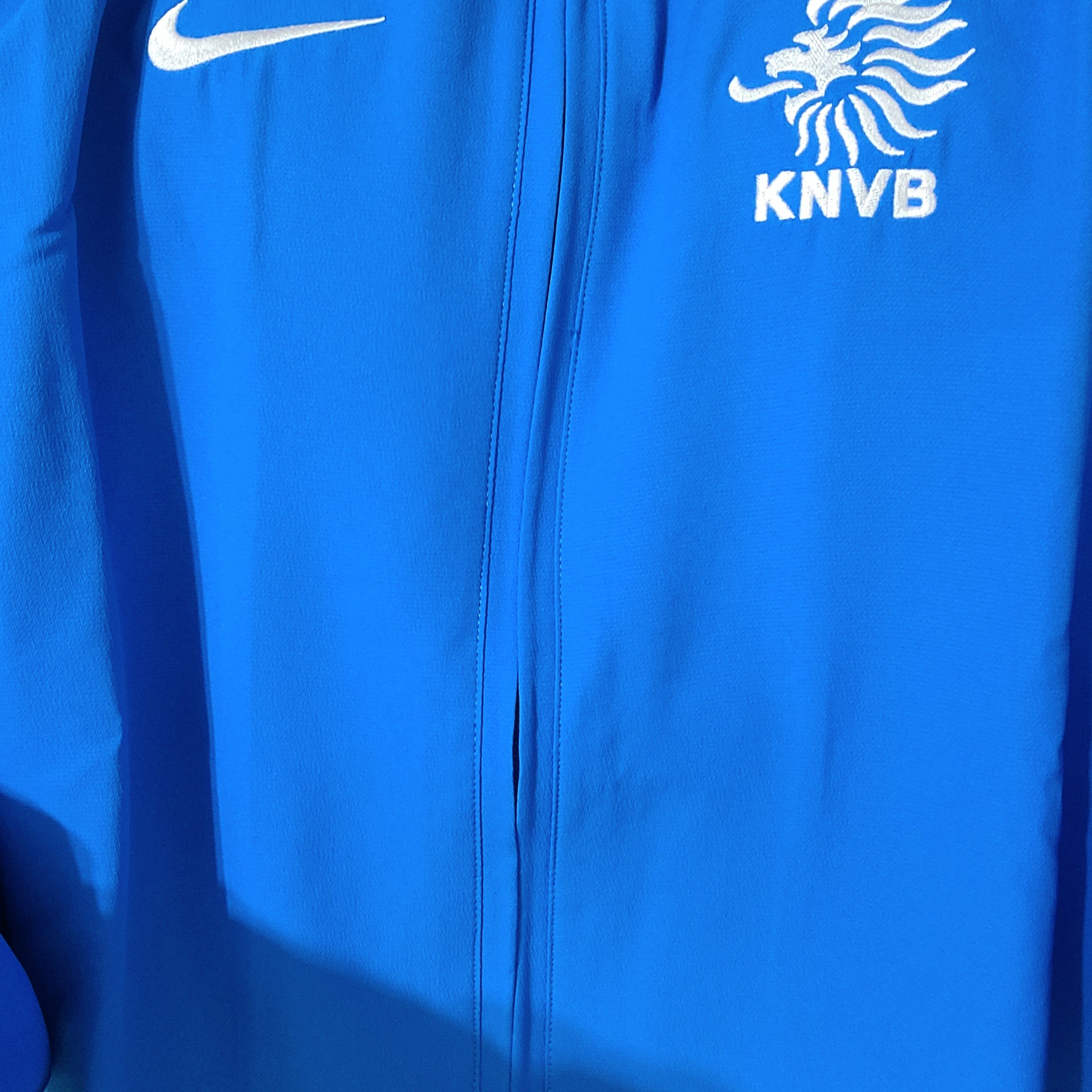 Nike Netherlands 2004 Total 90 Reissue Soccer Replica Track Jacket (HV4438-435) 착용 스타일