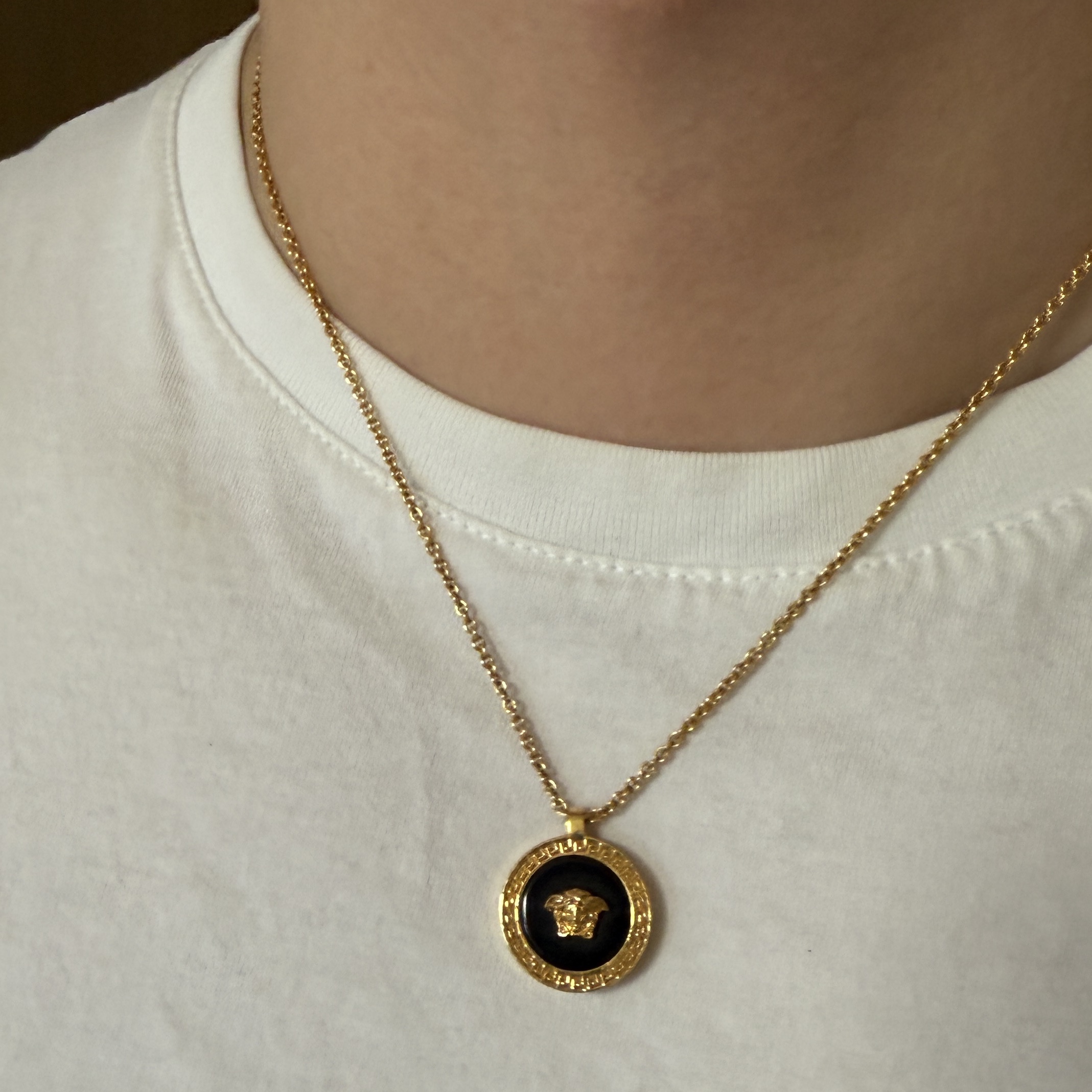 Versace Enamel Medusa Necklace Black Gold 착용 스타일