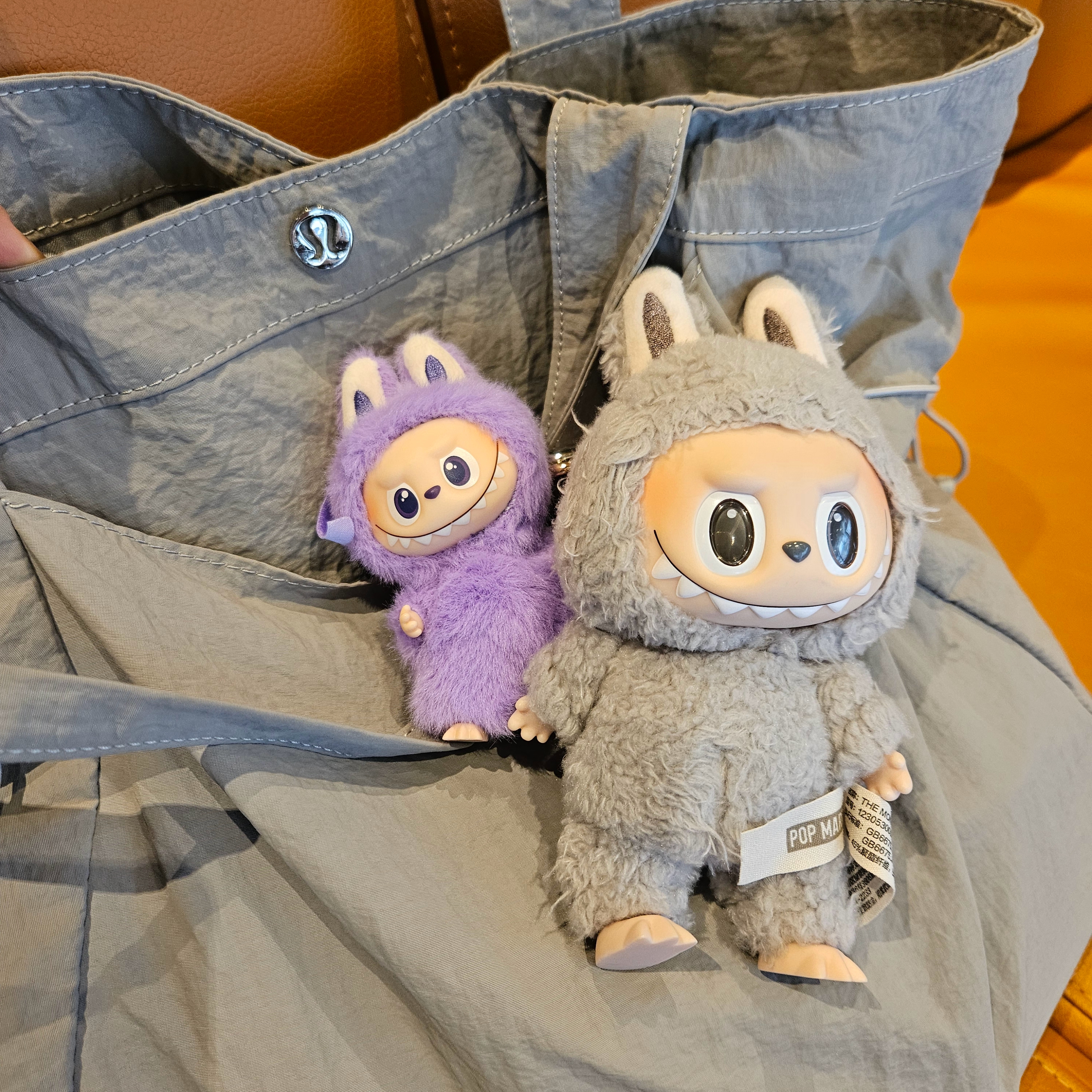 Pop Mart Labubu The Monsters Pin For Love Series Vinyl Plush Pendant (N-Z) T (Opened Case), Pop Mart Labubu The Monsters Labubu Tasty Macarons Series Sesame Bean Keyring (Opened Case) 착용 스타일 - 2
