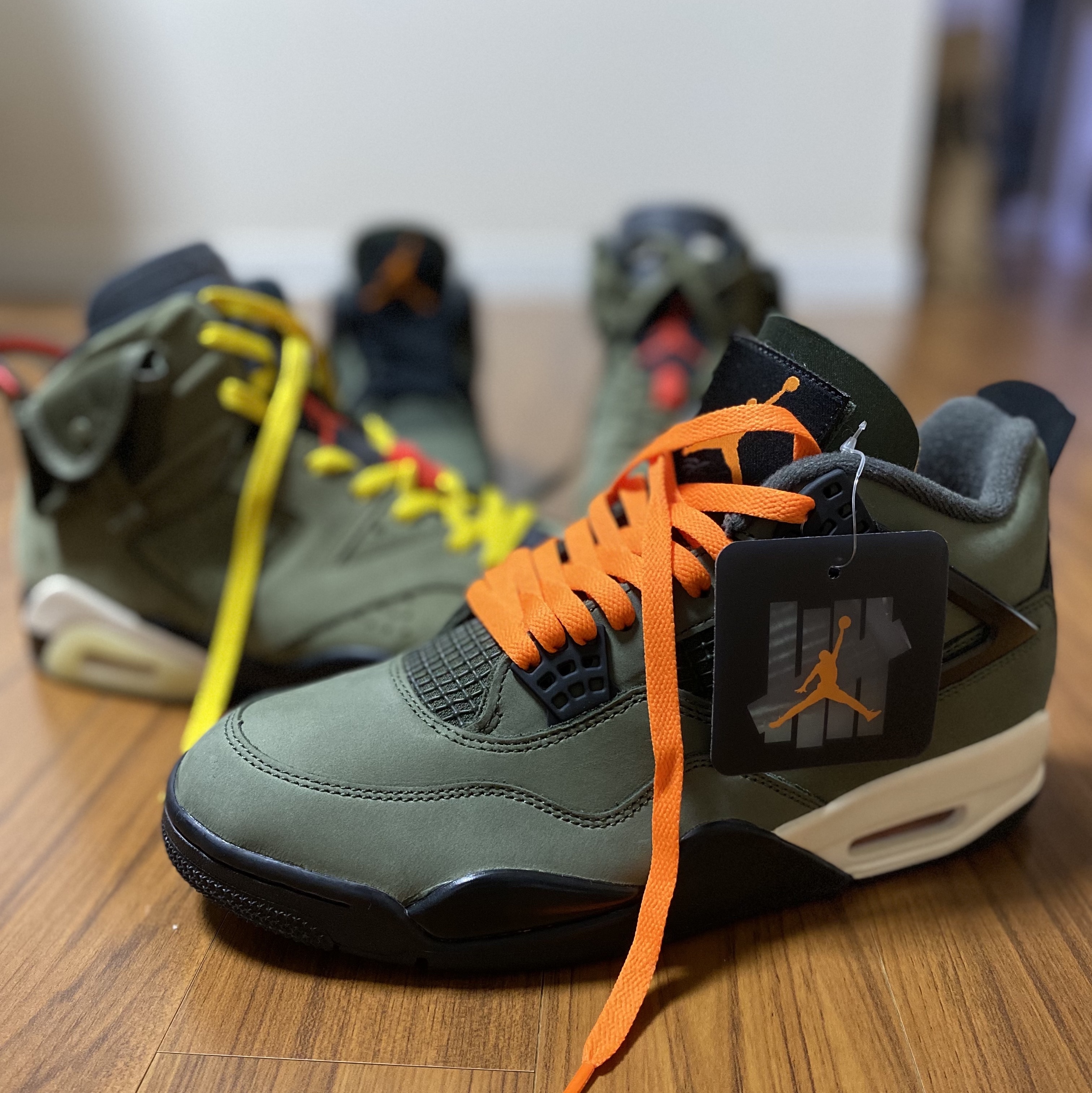 Jordan 4 x Undefeated Retro OG SP Deep Green and Clementine, Jordan 6 x Travis Scott Retro Olive 착용 스타일 - 2