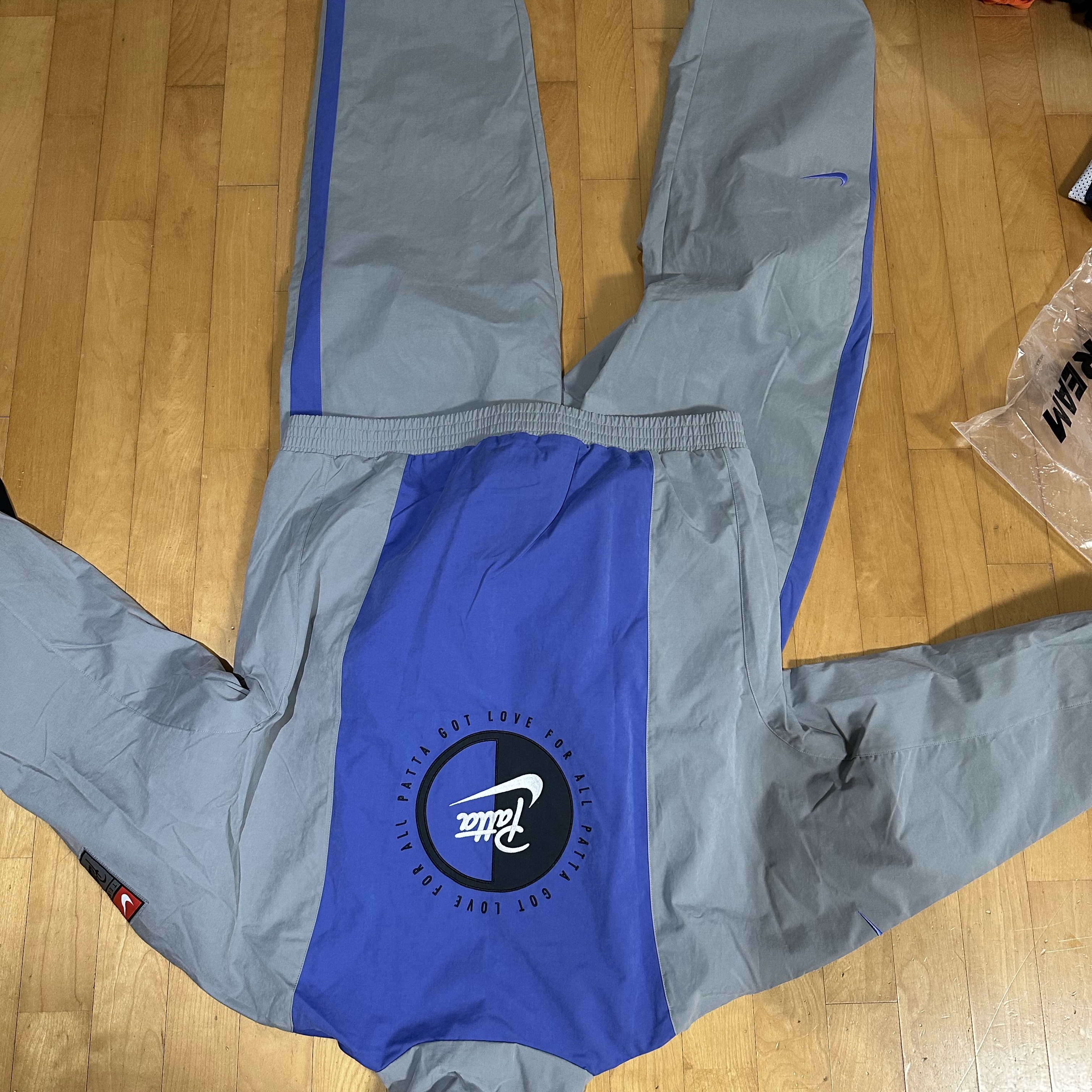 Nike x Patta Track Jacket Particle Grey Sapphire (HJ0712-073), Nike x Patta Track Pants Particle Grey Sapphire (HJ0737-073) 착용 스타일