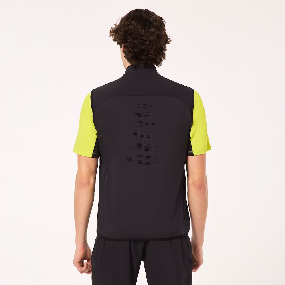 Oakley Elements Vest Blackout 착용 스타일 - 2