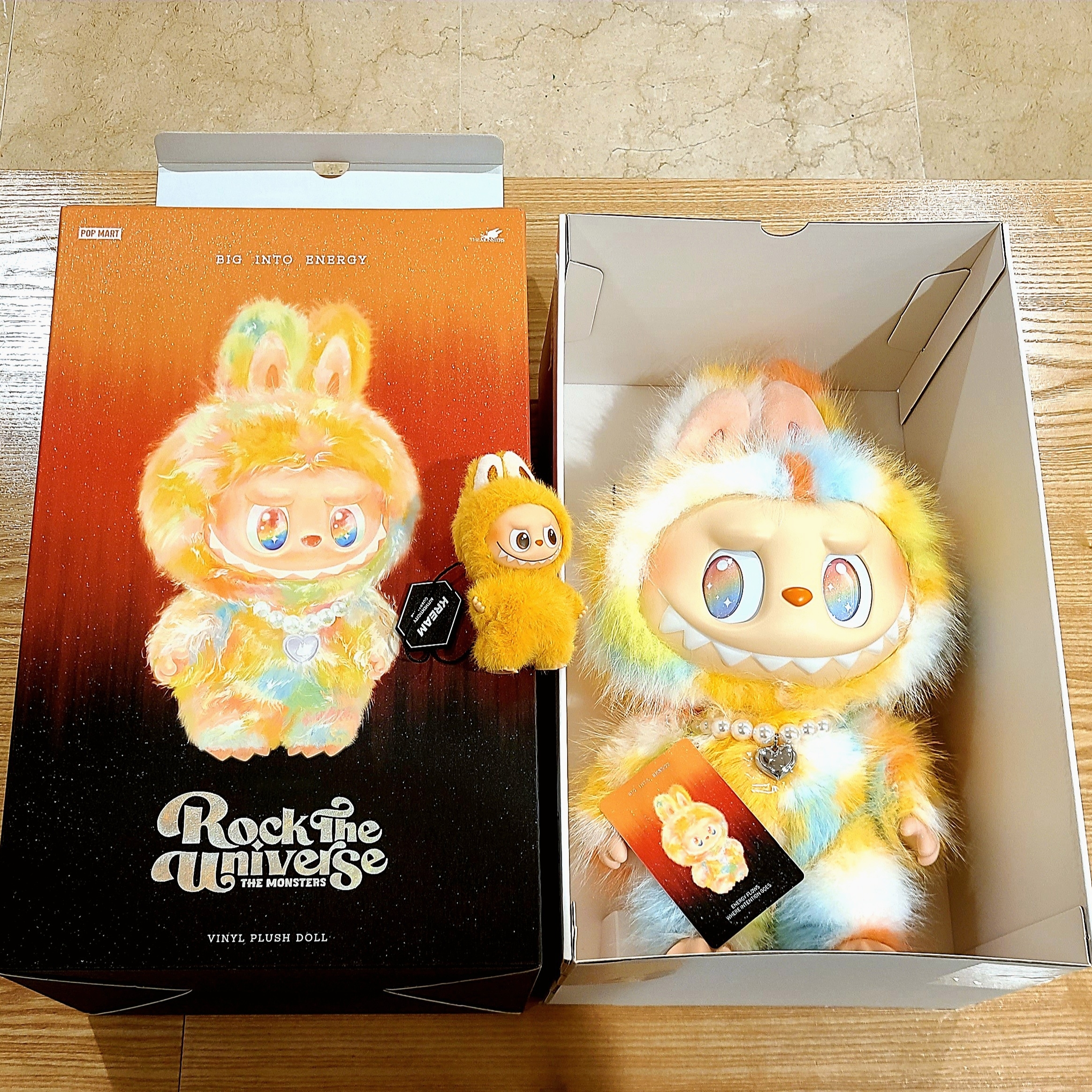Pop Mart Labubu The Monsters Big Into Energy Series-Rock The Universe Vinyl Plush Doll, Pop Mart Labubu The Monsters Pin For Love Series Vinyl Plush Pendant Sealed Case (N-Z) (1 Blind Box) 착용 스타일 - 1