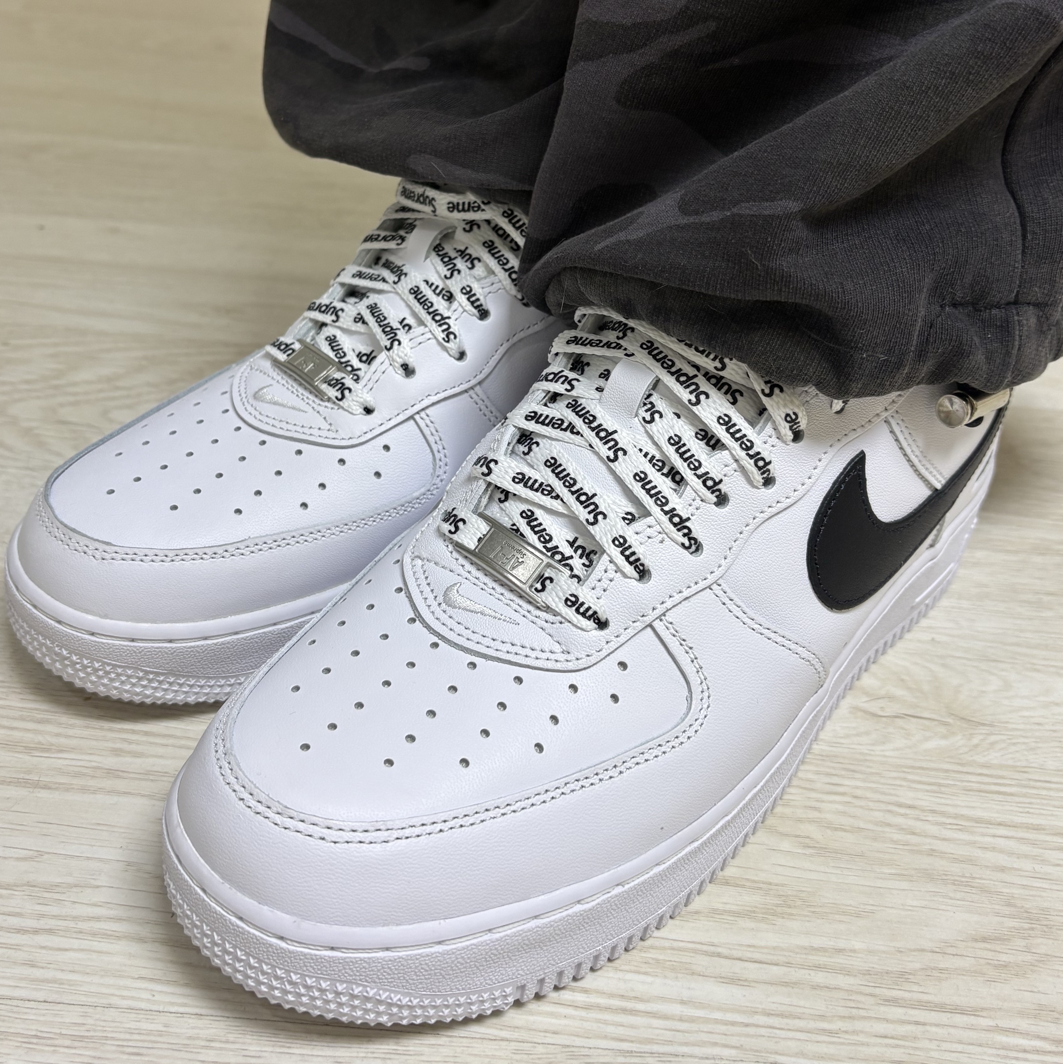 Nike x Supreme Air Force 1 Low White 착용 스타일