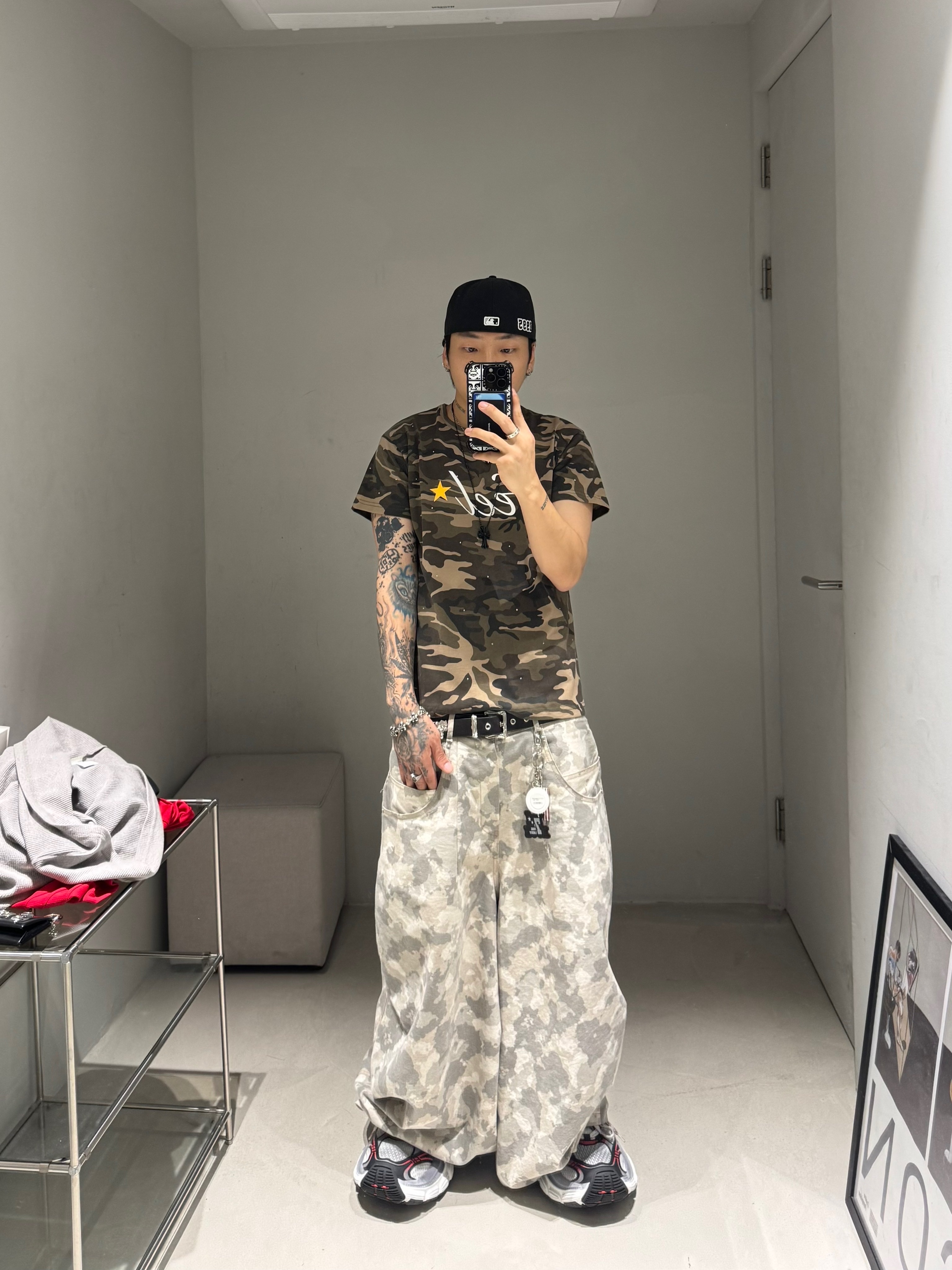 Balenciaga 10XL Sneakers Grey White Red 착용 스타일 - 4