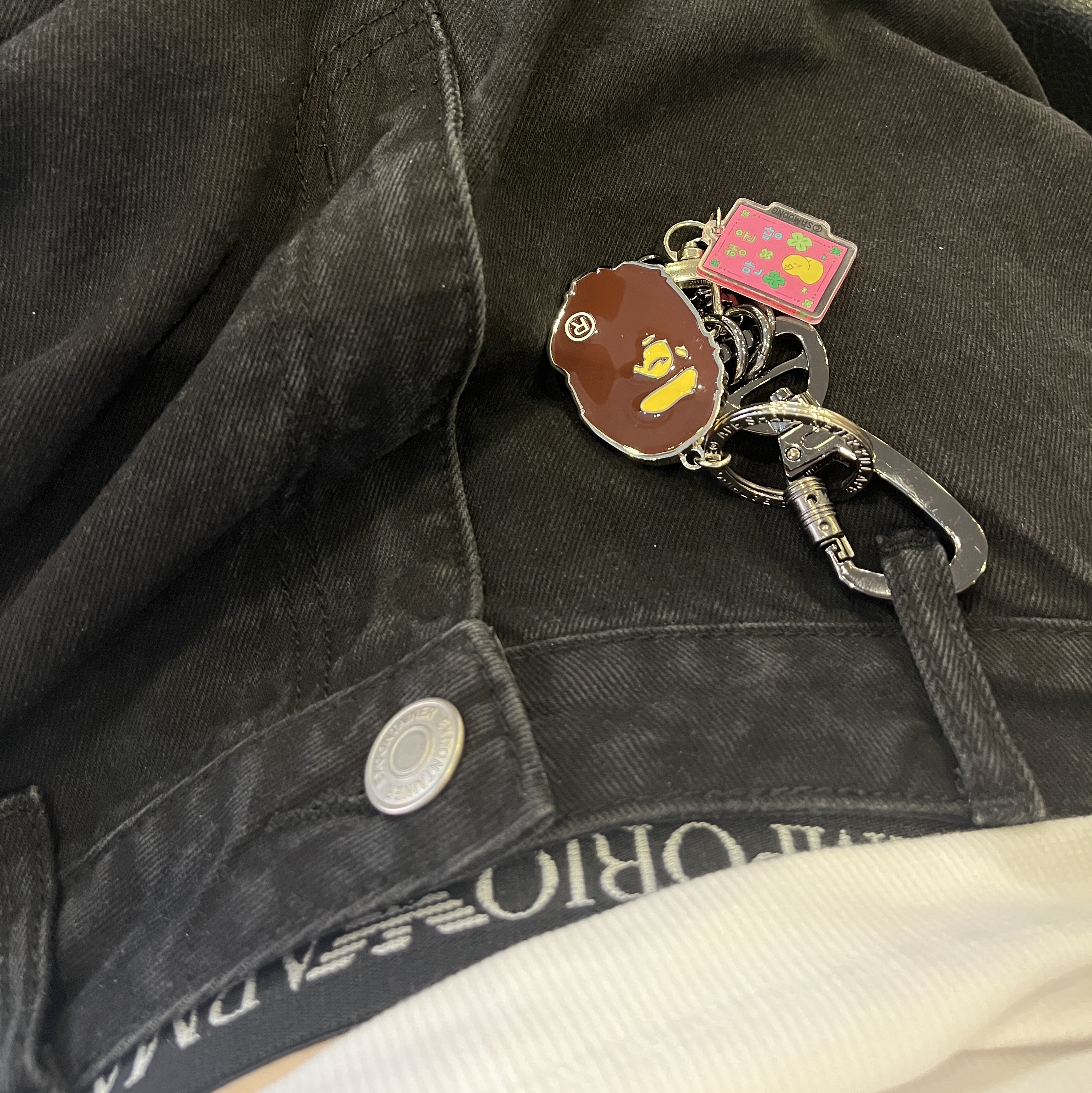 BAPE Ape Head Metal Keychain Brown 착용 스타일 - 2