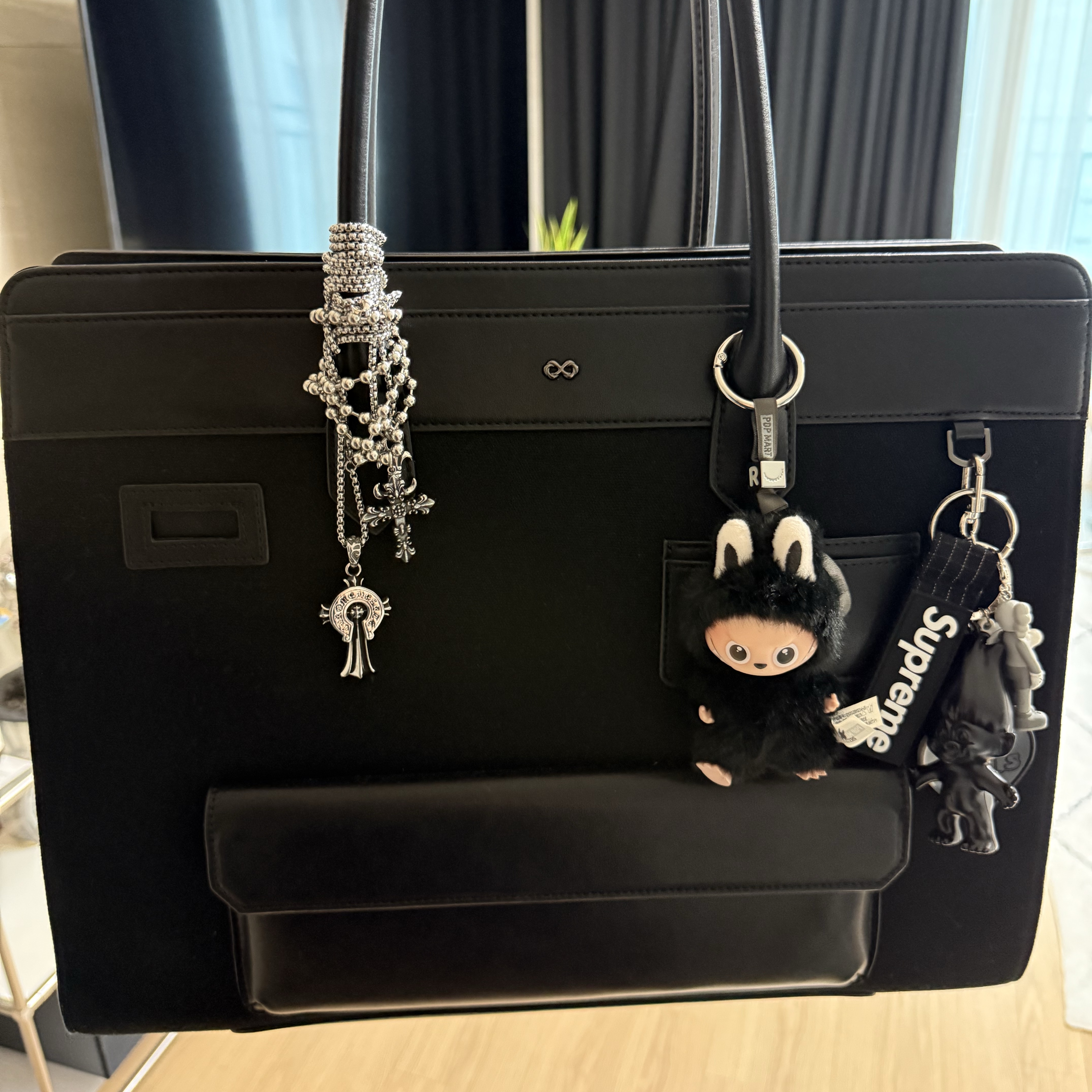 Pop Mart Labubu The Monsters Pin For Love Series Vinyl Plush Pendant (N-Z) R (Opened Case), Kaws Tokyo First Companion Flayed Keychain Grey 착용 스타일 - 2