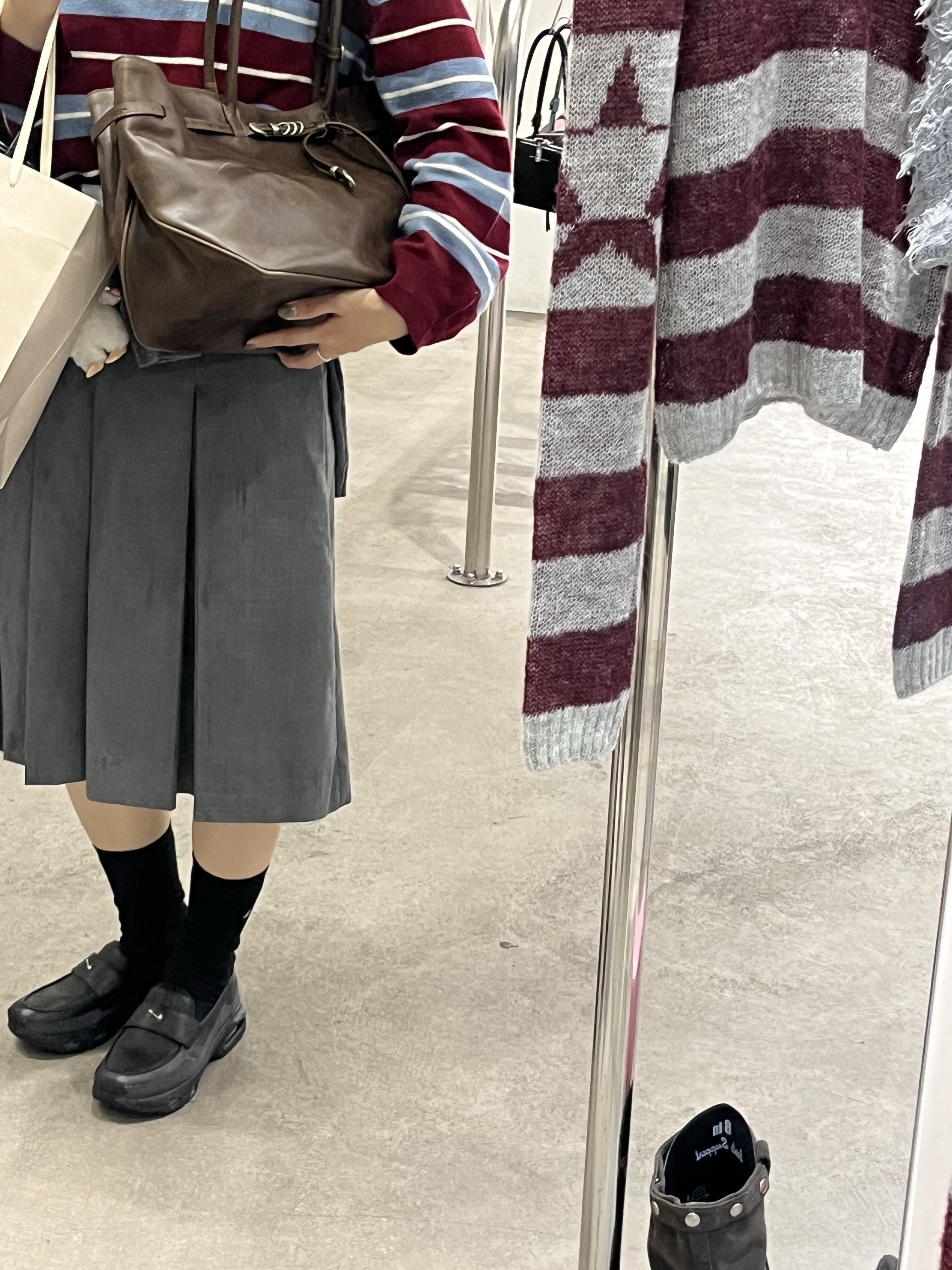 Comme des Garcons Round No.3 Aoyama Bag Black, Monchhichi Chamu Keychain 착용 스타일 - 4