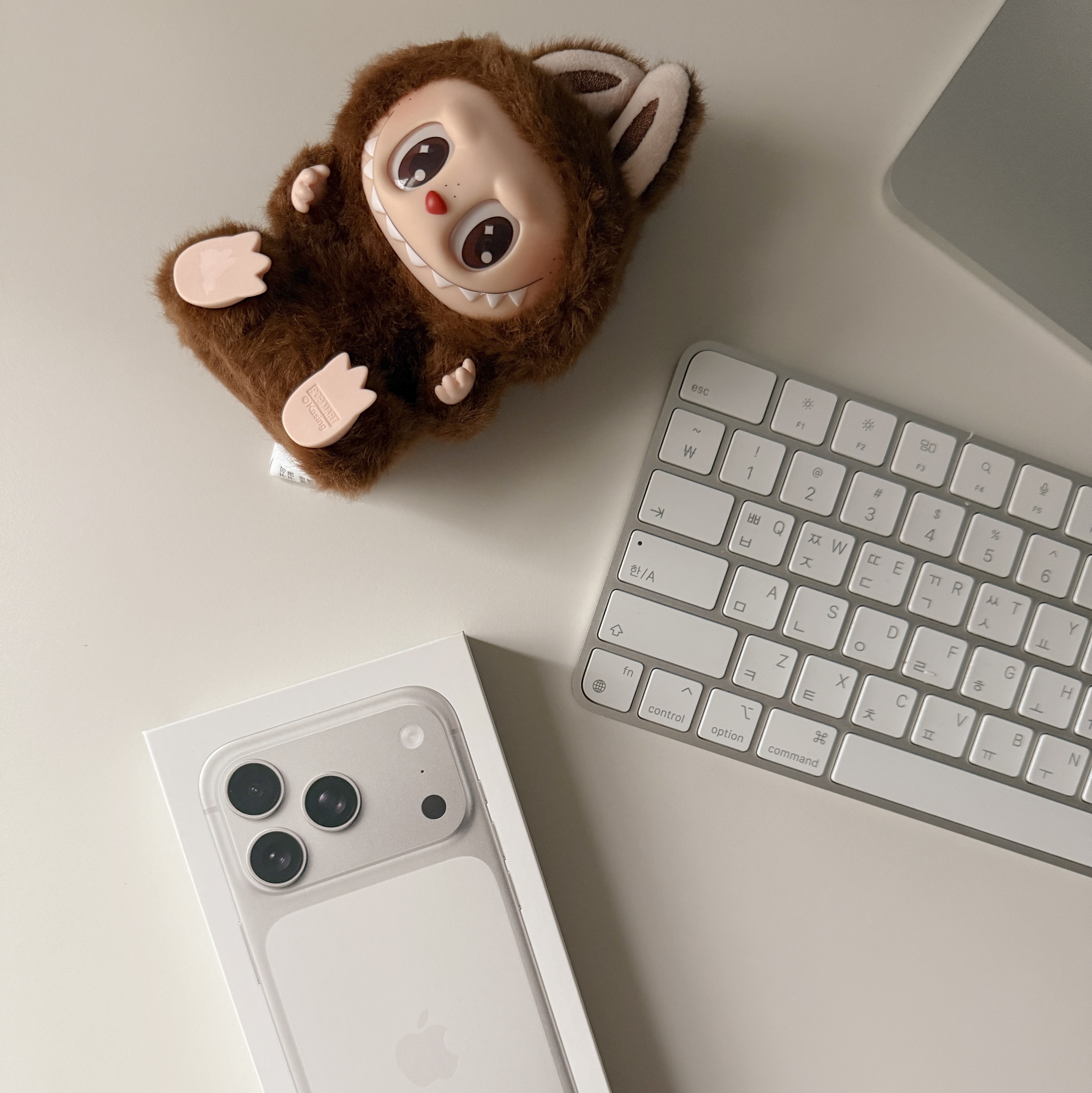 Pop Mart Labubu Let's Play Together Doll Series Duoduo Keyring (Opened Case) 착용 스타일 - 2