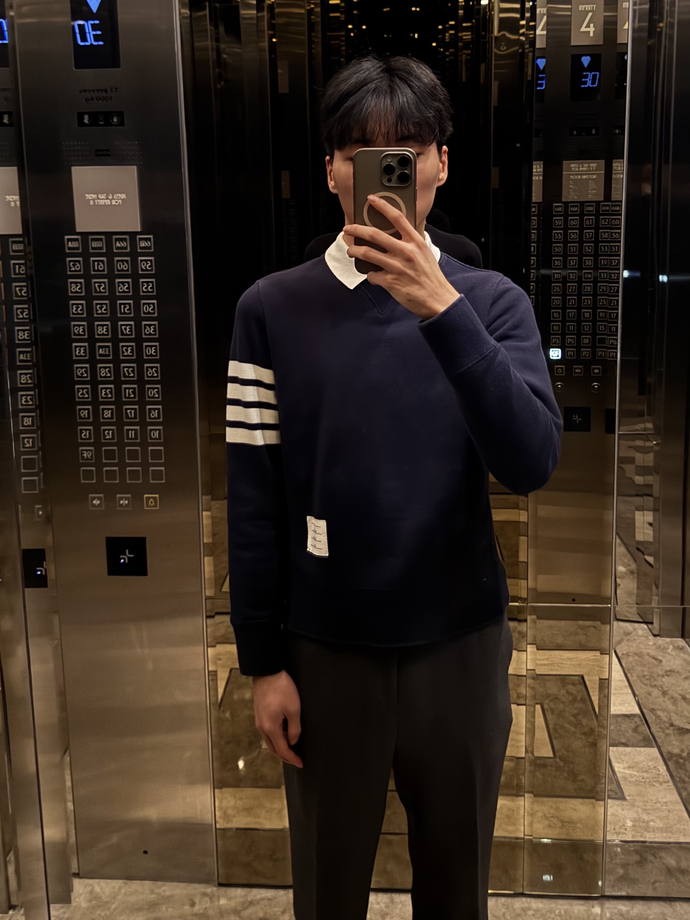 Thom Browne Engineered 4-Bar Sweatshirt Navy 착용 스타일 - 2