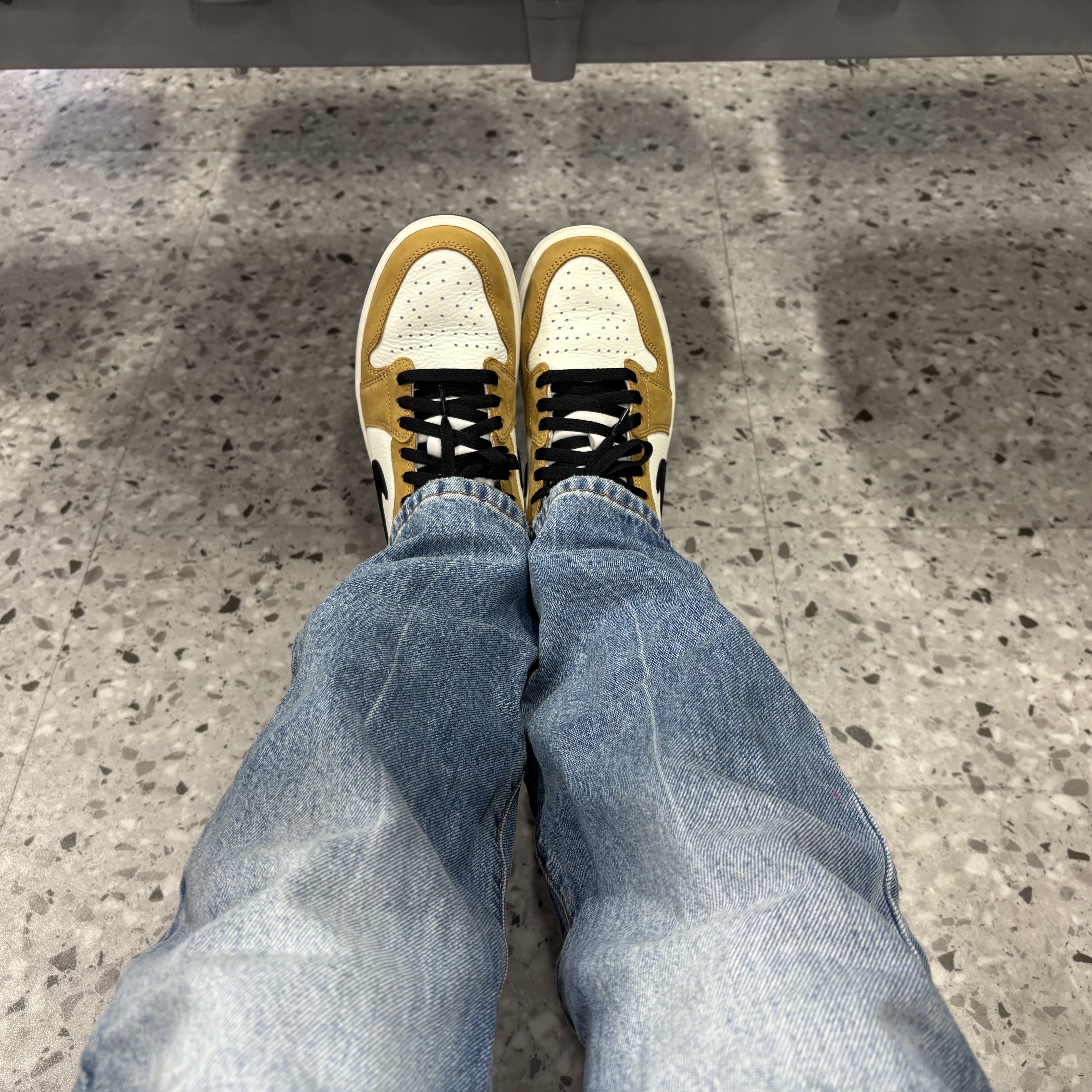 Jordan 1 Low OG Sail and Golden Harvest 착용 스타일 - 2