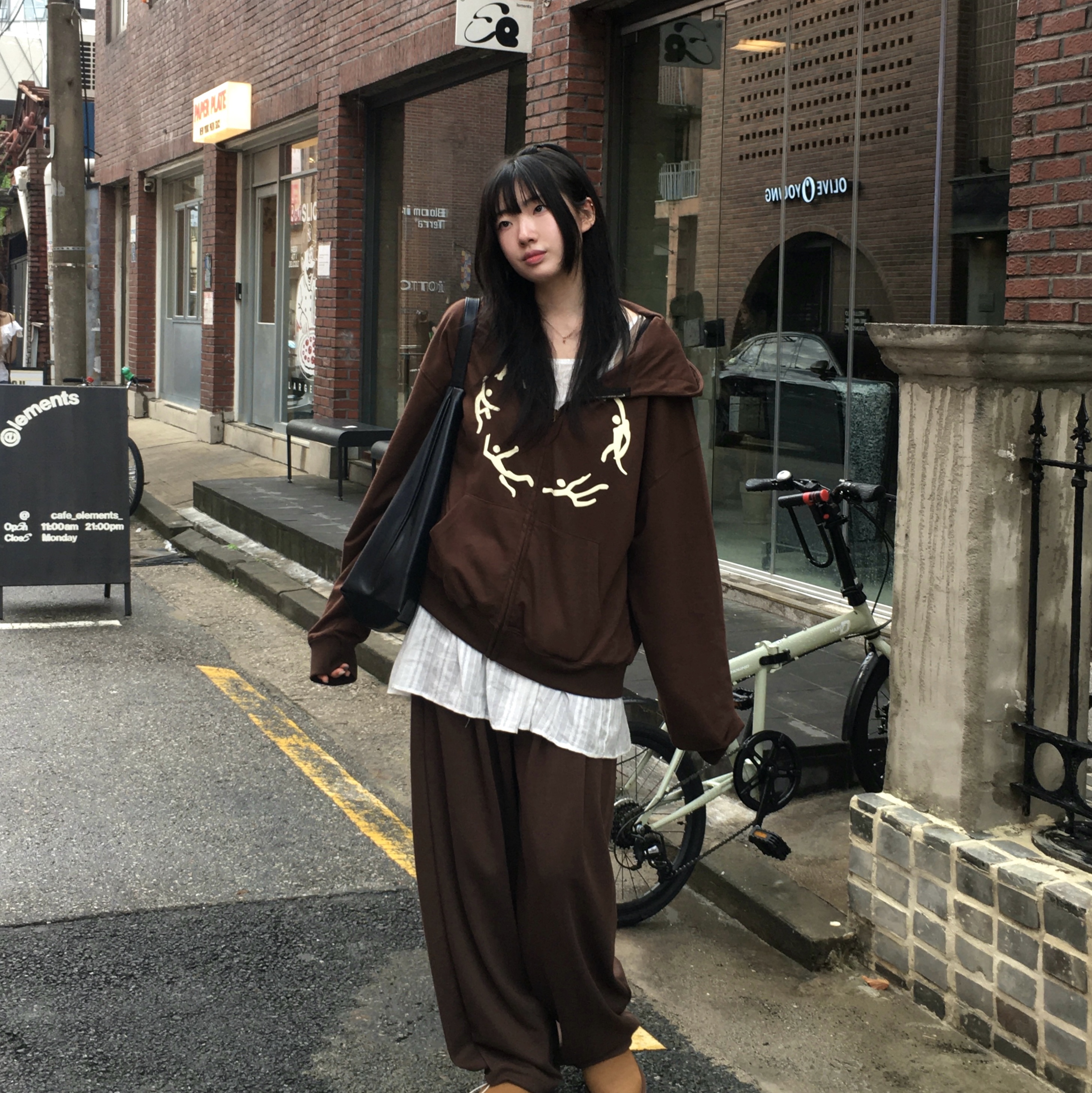 AMOU Dancing Circle Crop Hoodie Zip-Up Navy, AMOU Dancing Circle Crop Hoodie Zip-Up Brown 착용 스타일 - 1