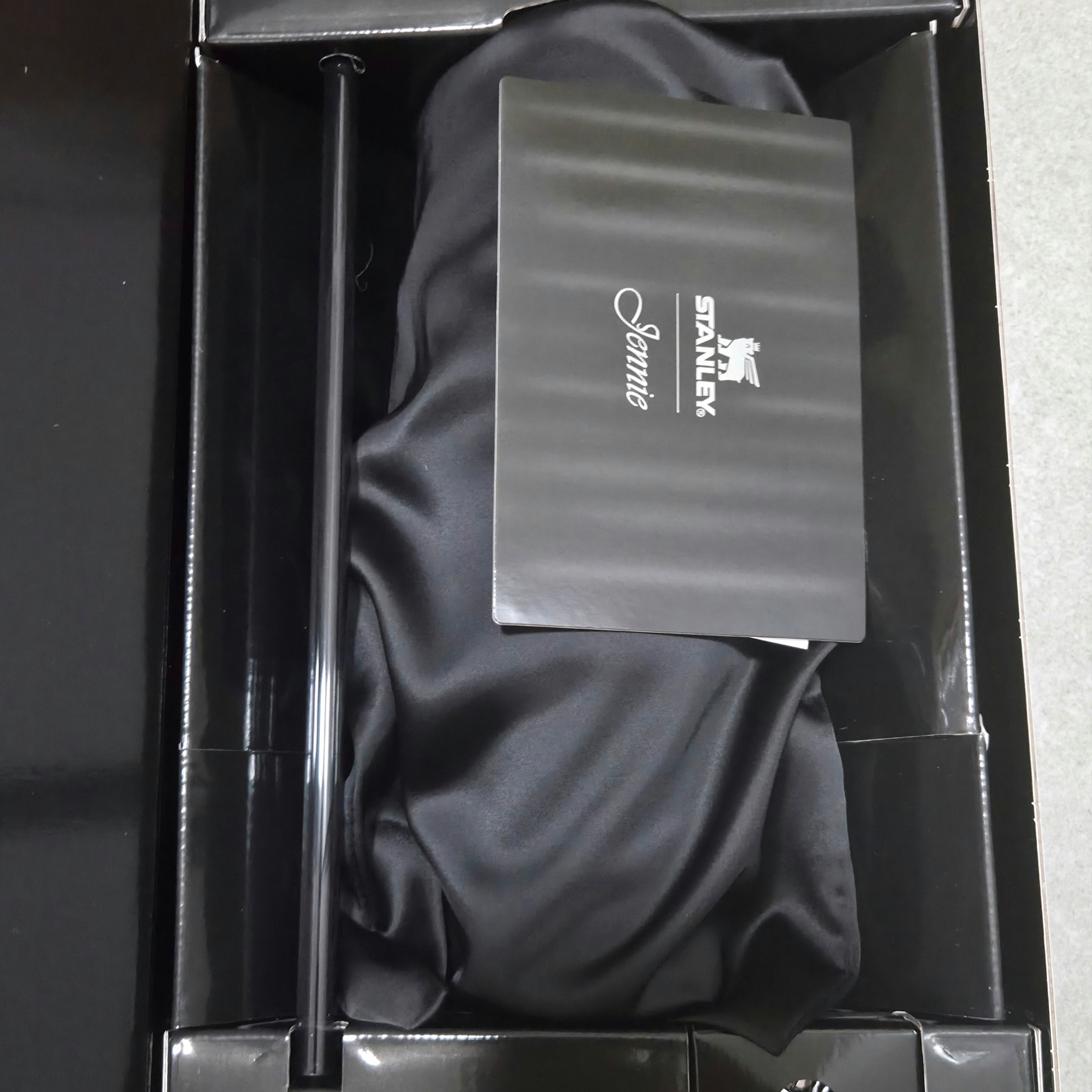 Stanley x Jennie 1913 Quencher Luxe Tumbler 887ml Midnight Ruby 착용 스타일