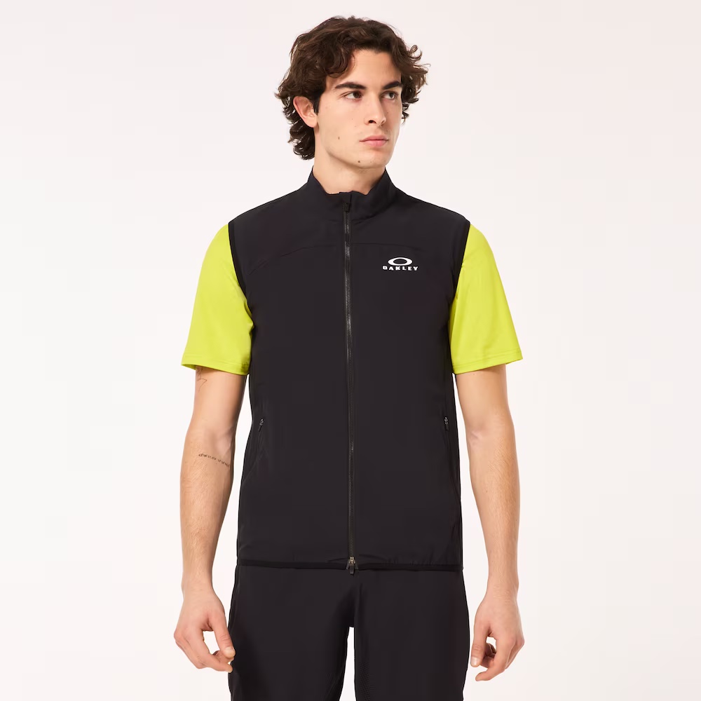 Oakley Elements Vest Blackout 착용 스타일 - 1