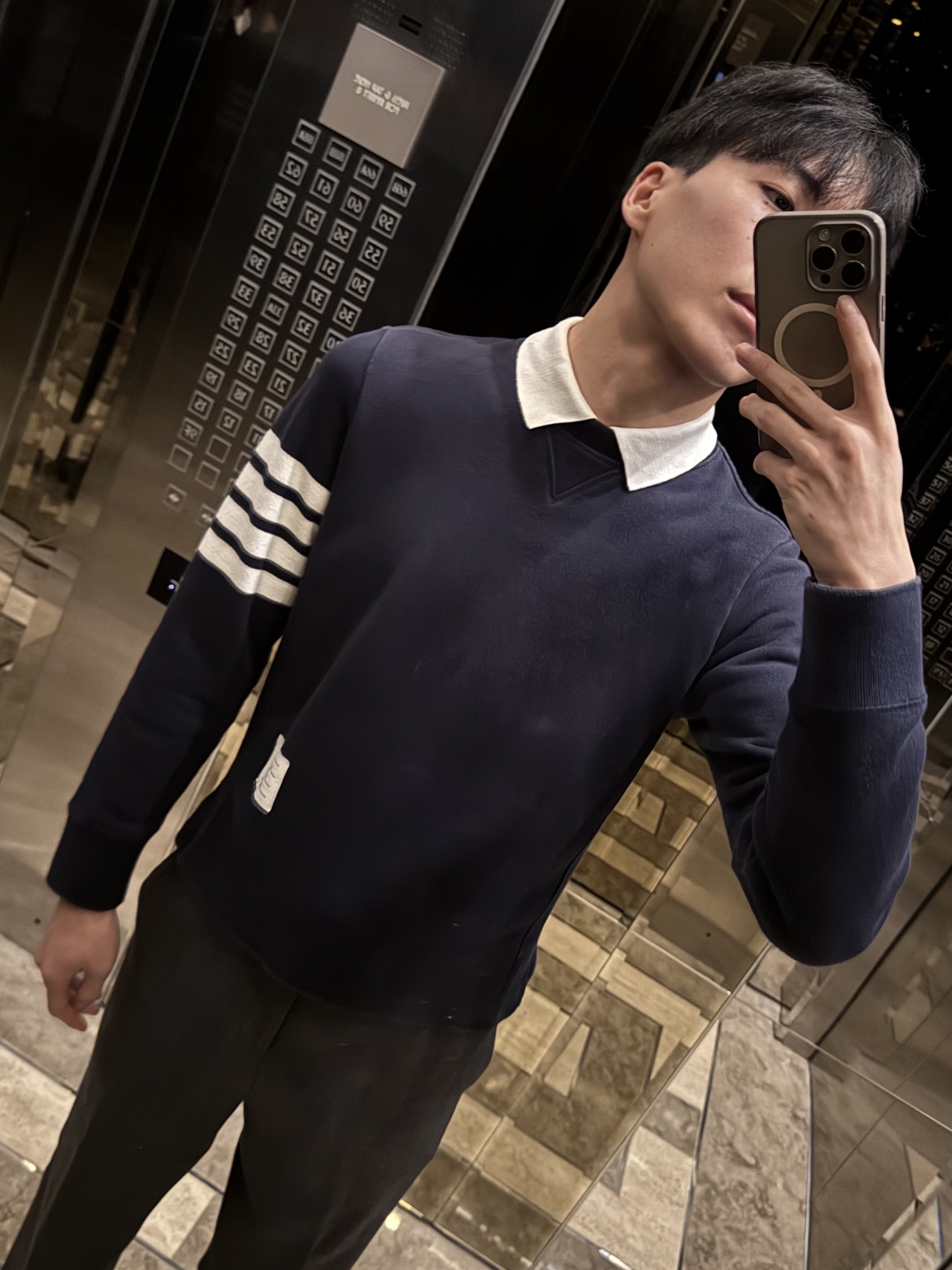 Thom Browne Engineered 4-Bar Sweatshirt Navy 착용 스타일 - 1