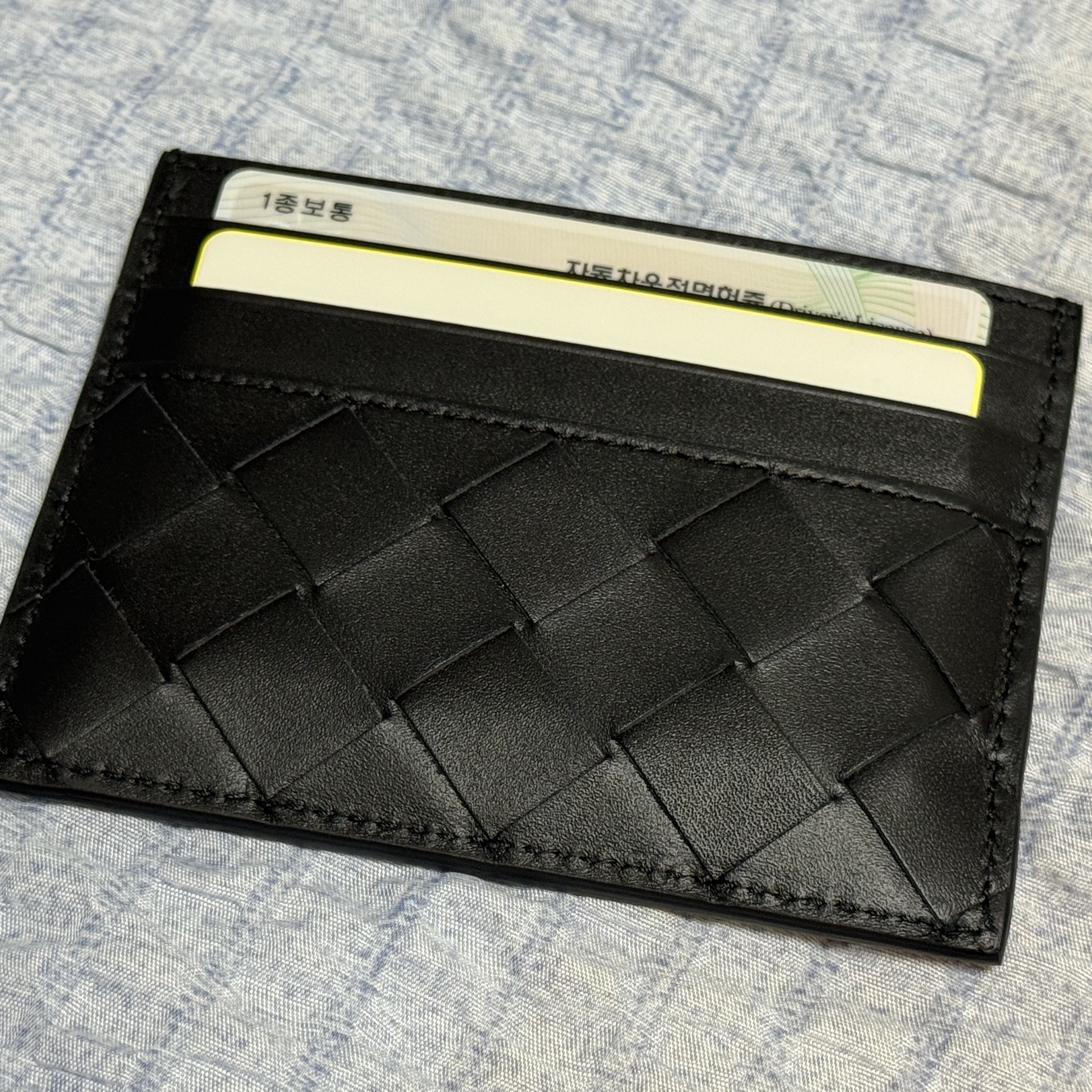 Bottega Veneta Intrecciato Credit Card Case Black 착용 스타일