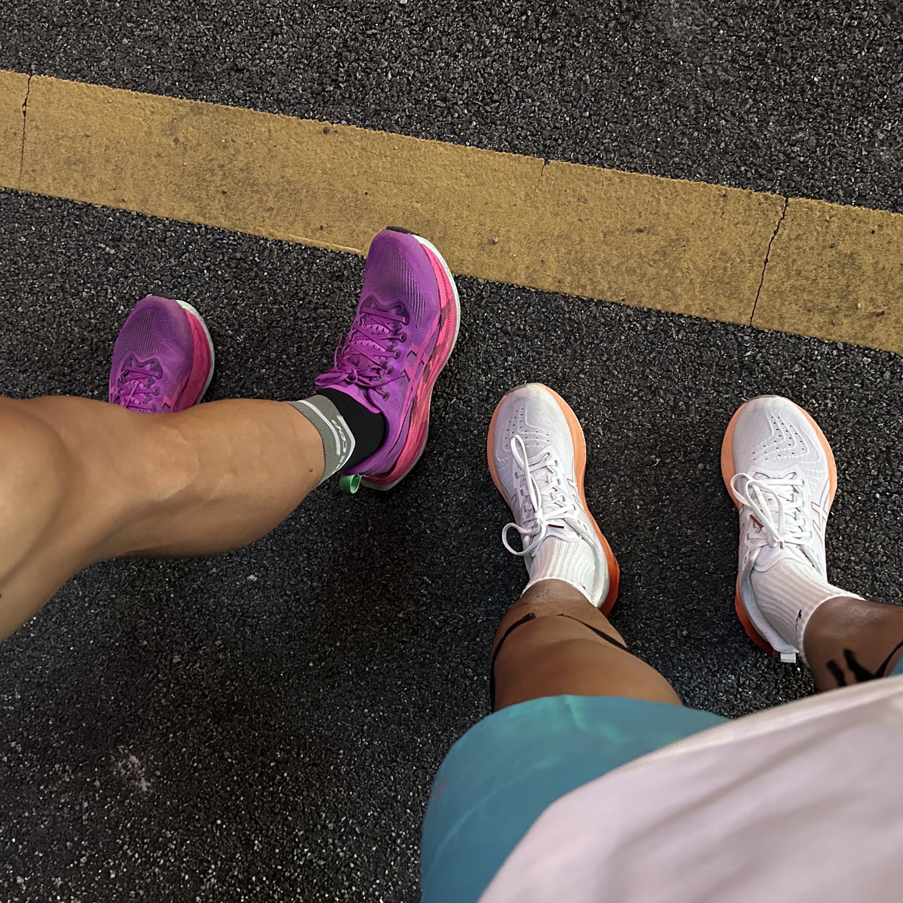 Nike Free Metcon 5 White Bright Crimson, Asics Novablast 4 White Moonrock 착용 스타일 - 1