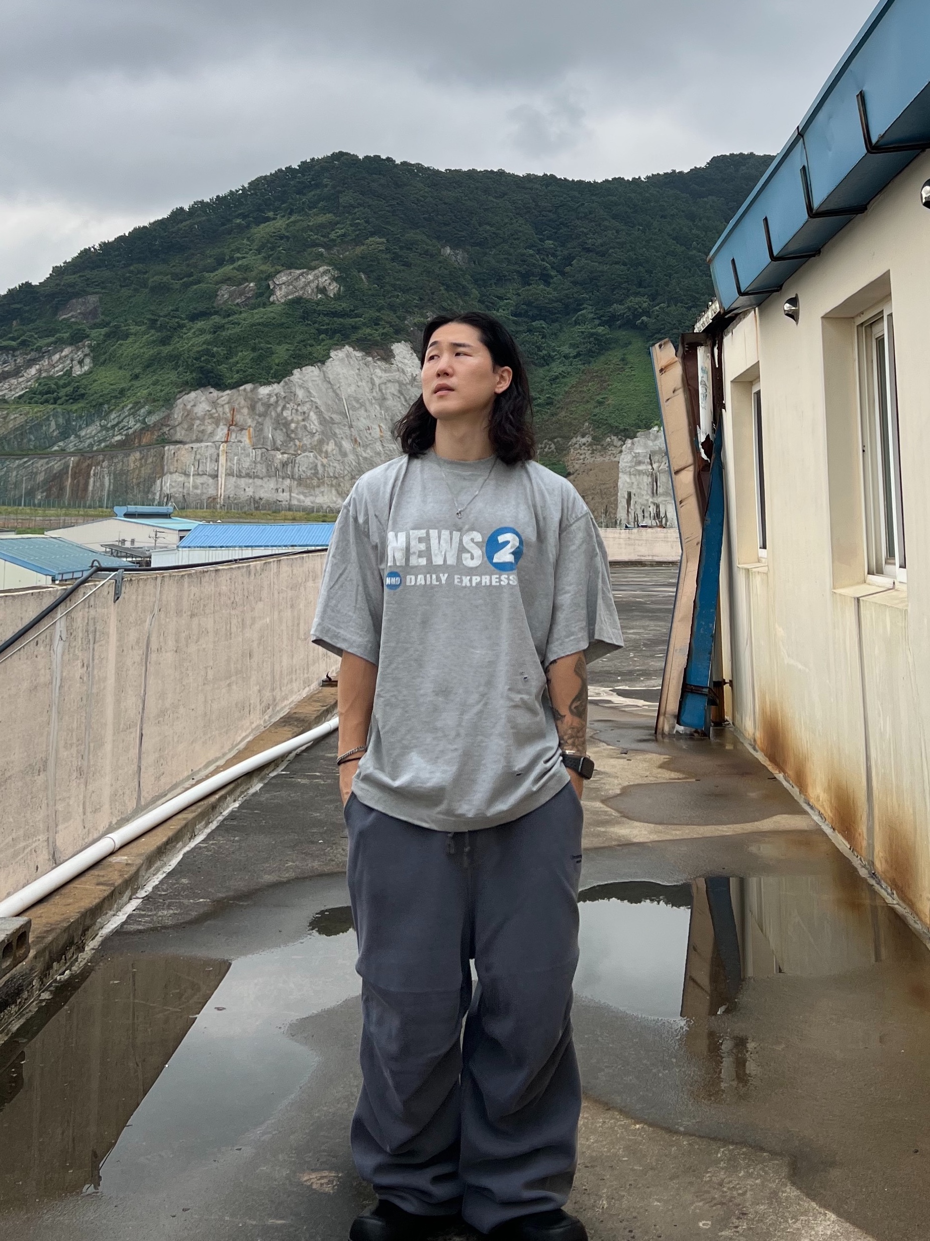 Nonnod Puckering News T-shirt Vintage grey 착용 스타일 - 2
