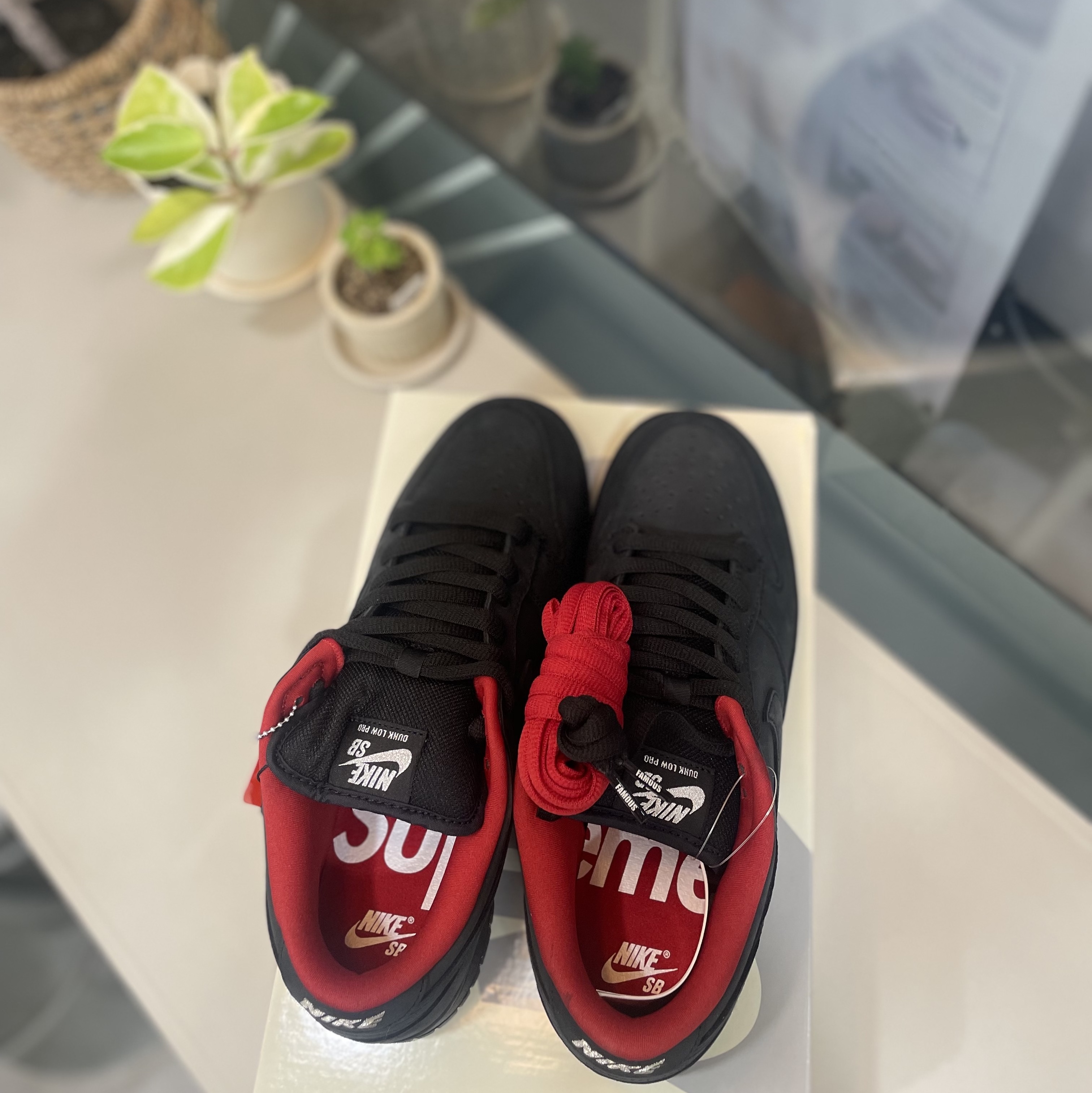 Nike x Supreme SB Dunk Low Black 착용 스타일 - 3