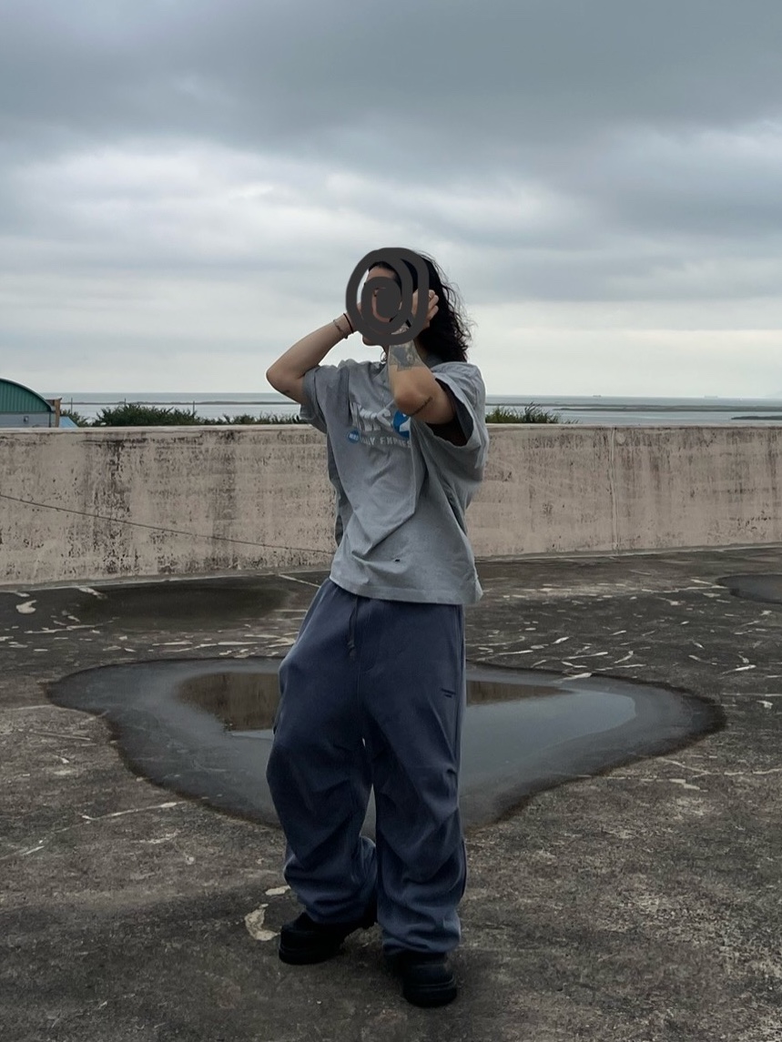 Nonnod Puckering News T-shirt Vintage grey 착용 스타일 - 3