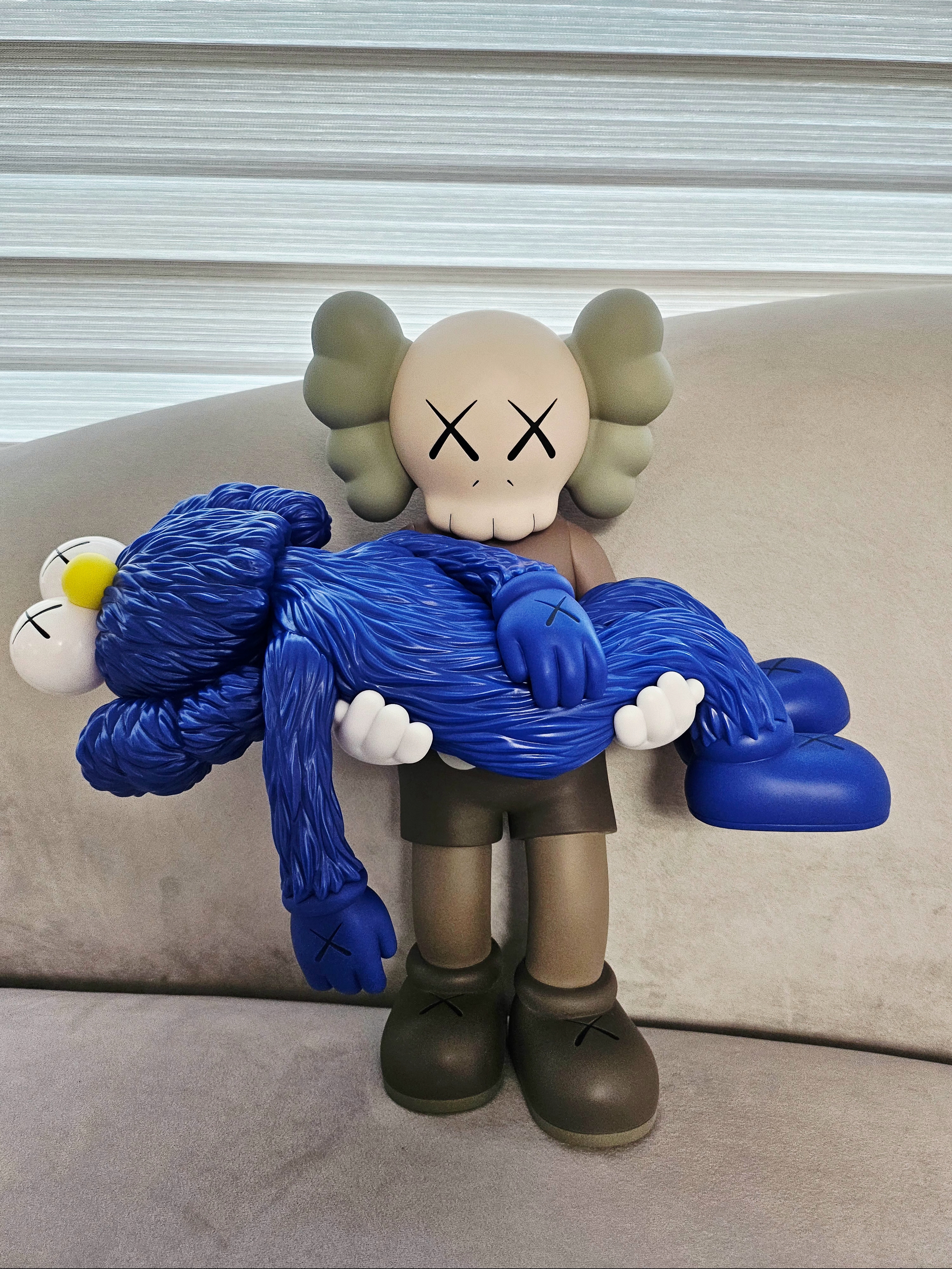 Kaws Gone Figure Brown 착용 스타일