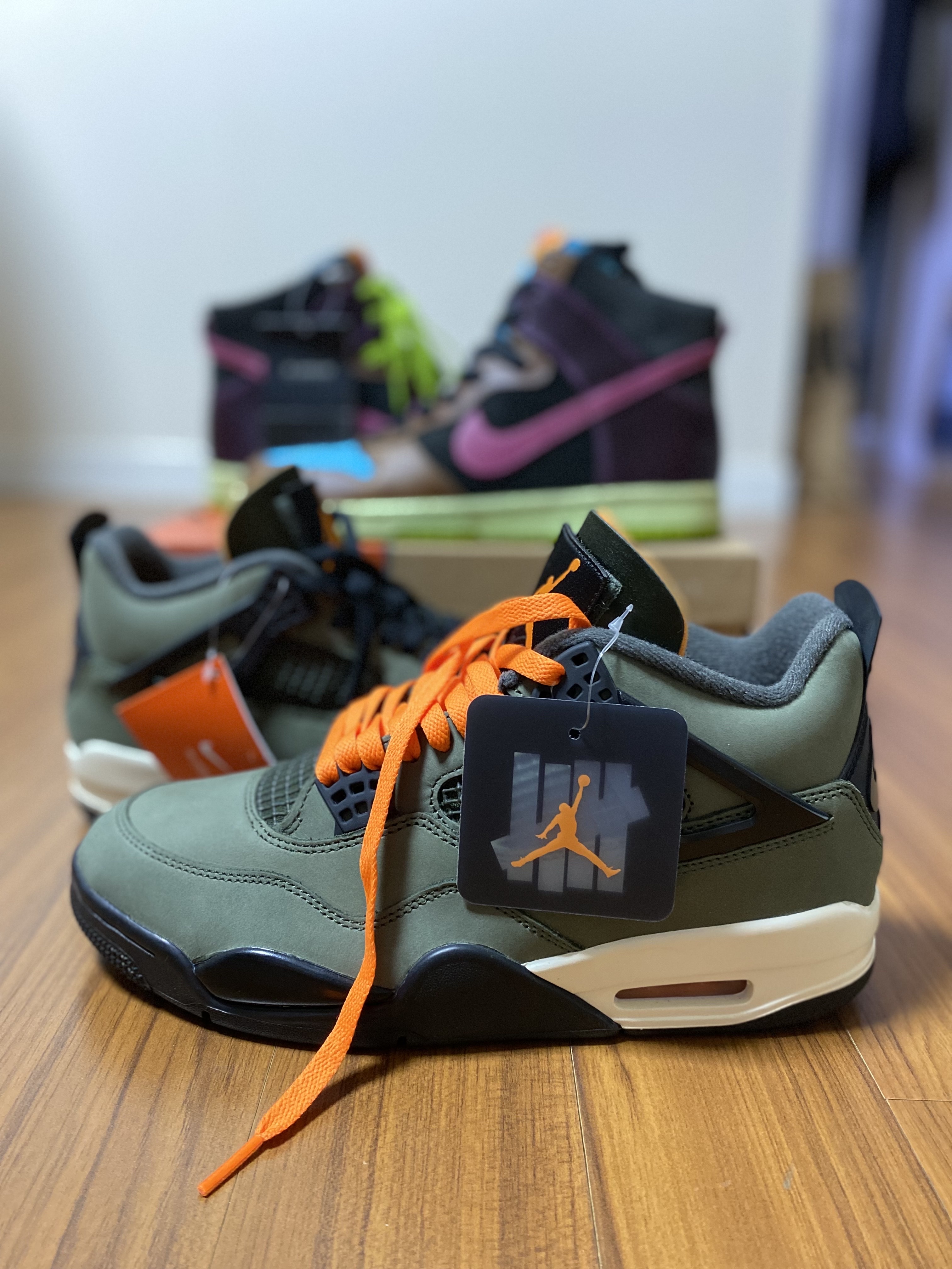Jordan 4 x Undefeated Retro OG SP Deep Green and Clementine, Nike x Undefeated Dunk High Nl 착용 스타일 - 1