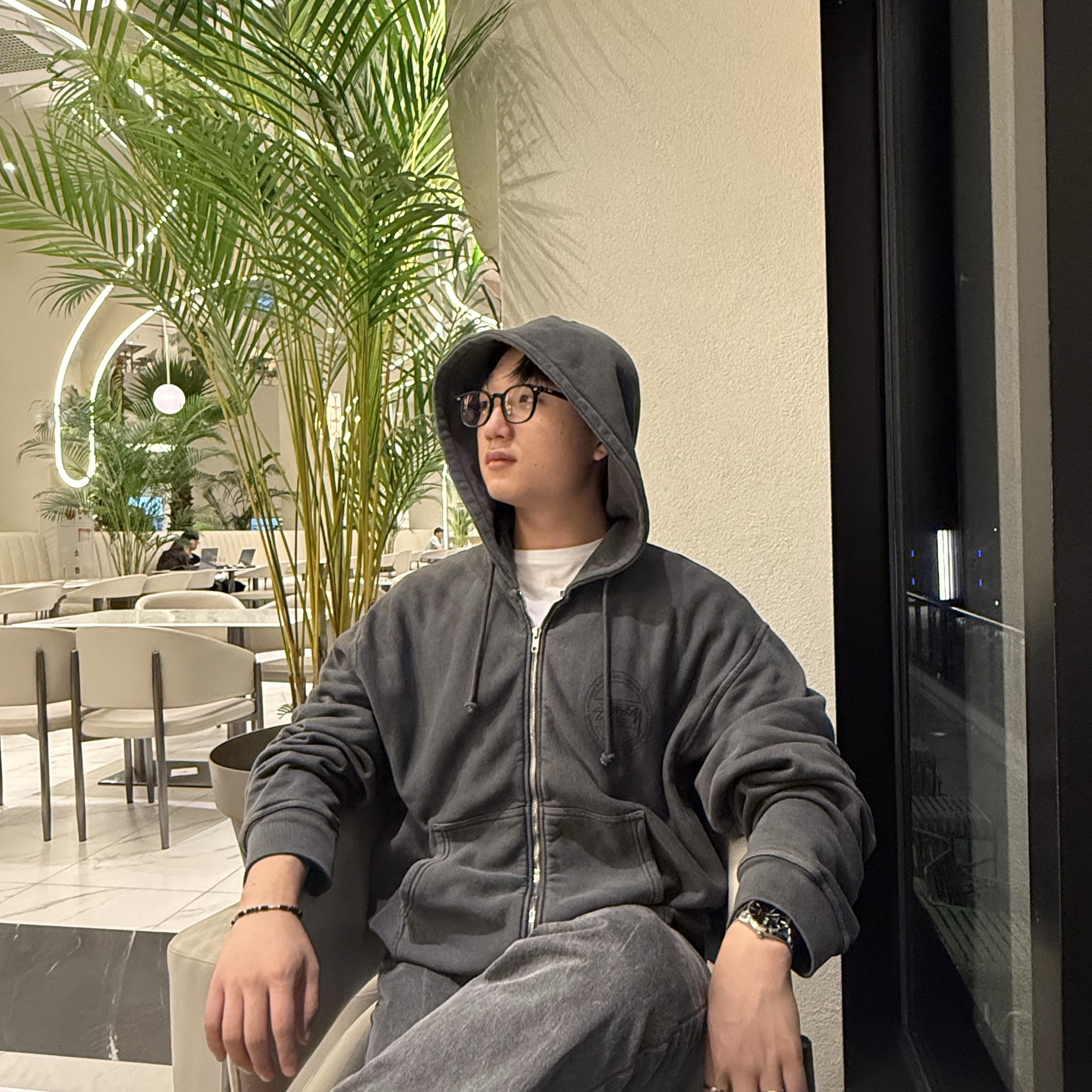 Stussy Wear Zip Hoodie Pigment Dyed Black, TAG Heuer Carrera Date Calibre 5 Automatic Steel Black 착용 스타일