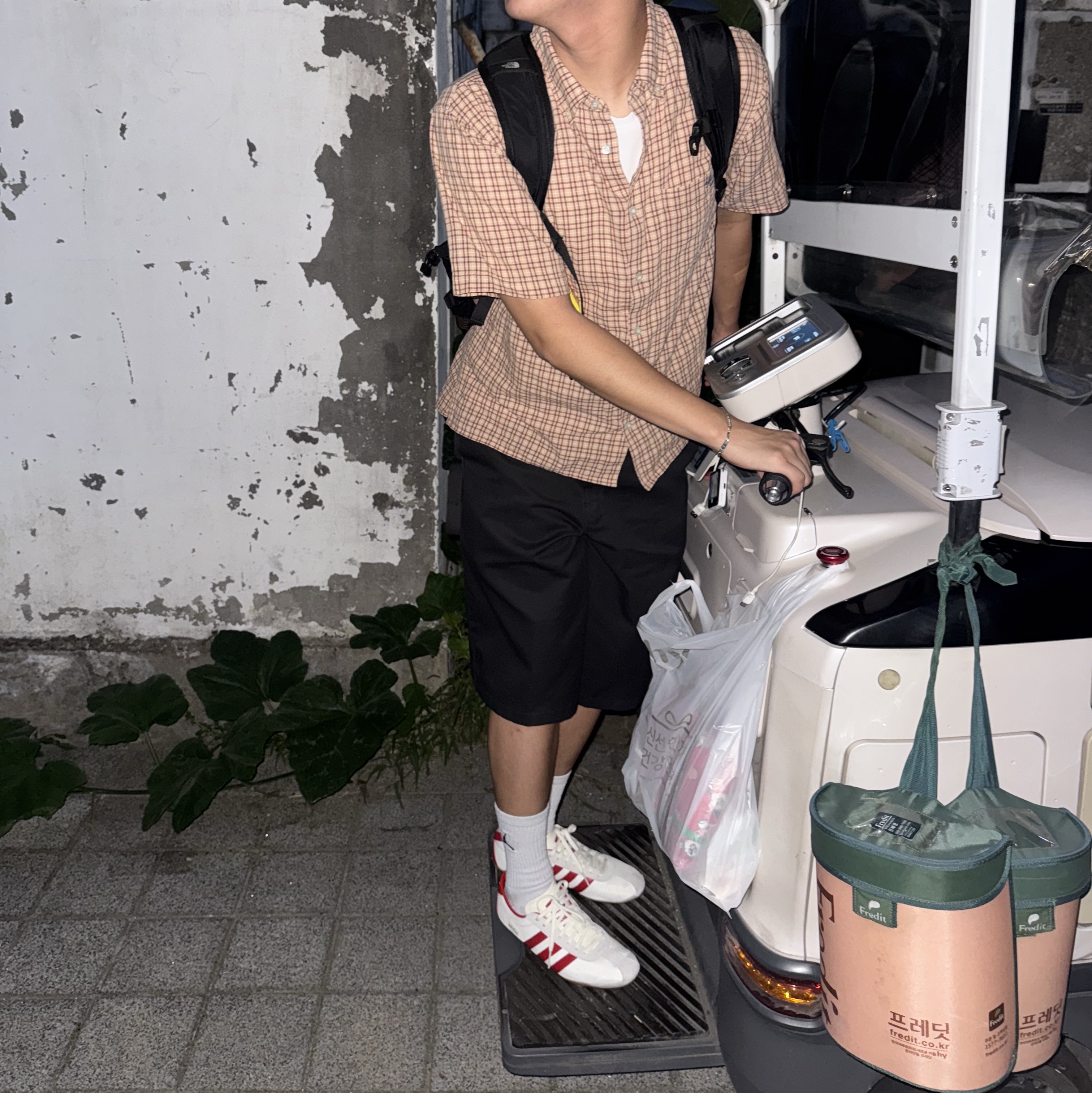 (W) Adidas Tokyo Off White Better Scarlet, Jordan Everyday Crew Socks White (3 Pack/Korean Ver.) 착용 스타일