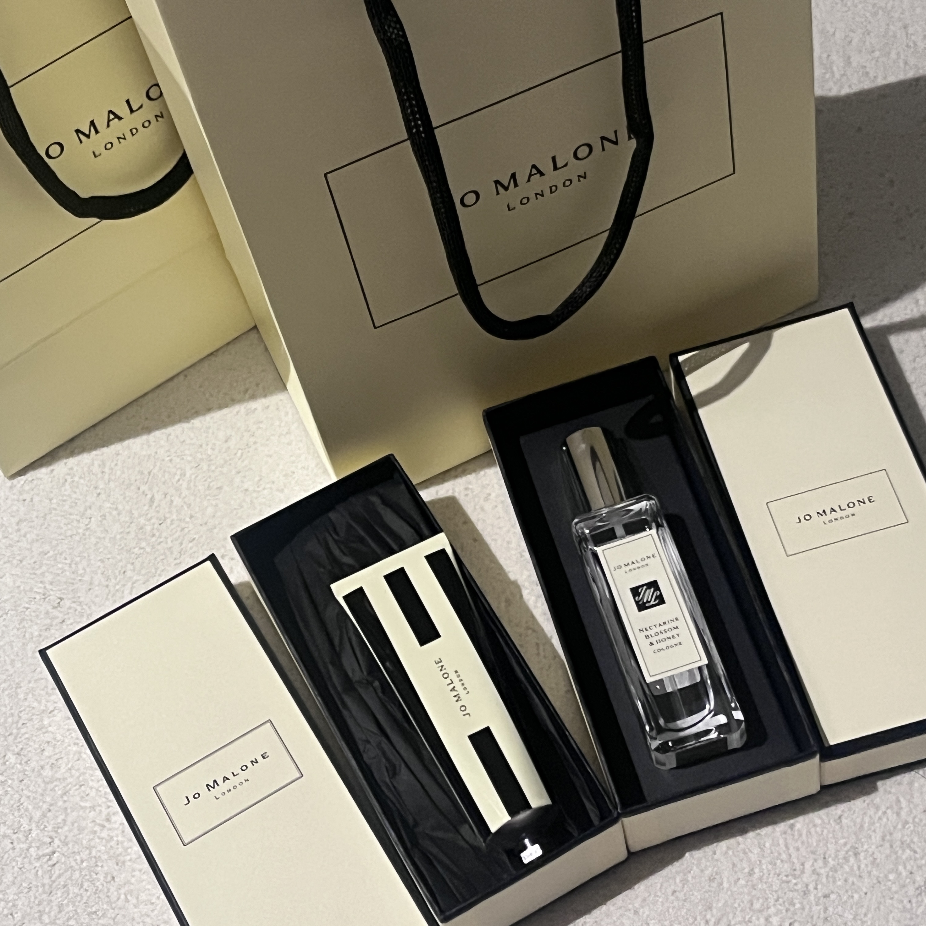 Jo Malone Nectarine Blossom & Honey Cologne 30ml, Jo Malone English Pear & Freesia Hand Cream 30ml A 착용 스타일 - 3