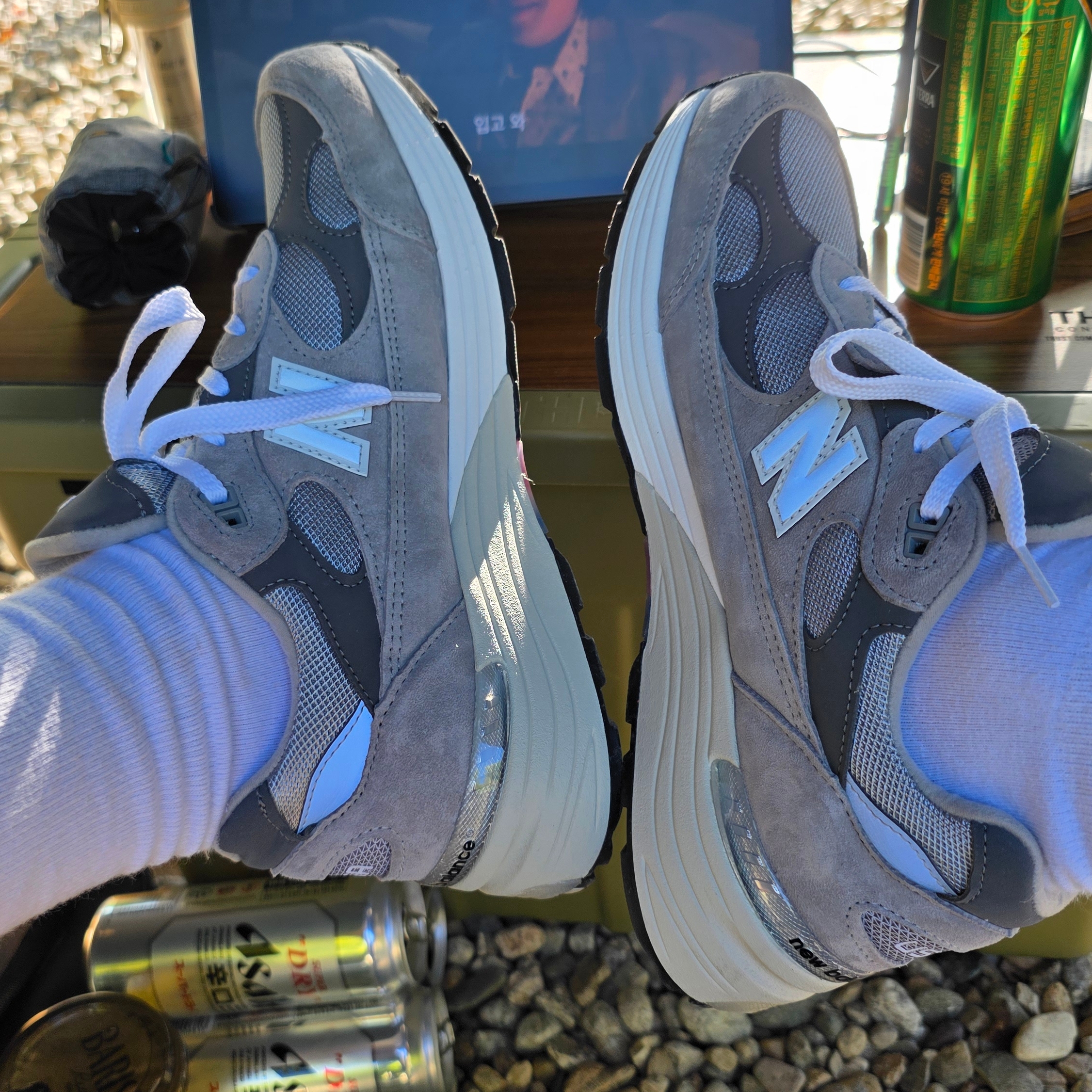 New Balance 992 Made in USA Core Grey Silver Metallic 착용 스타일 - 3