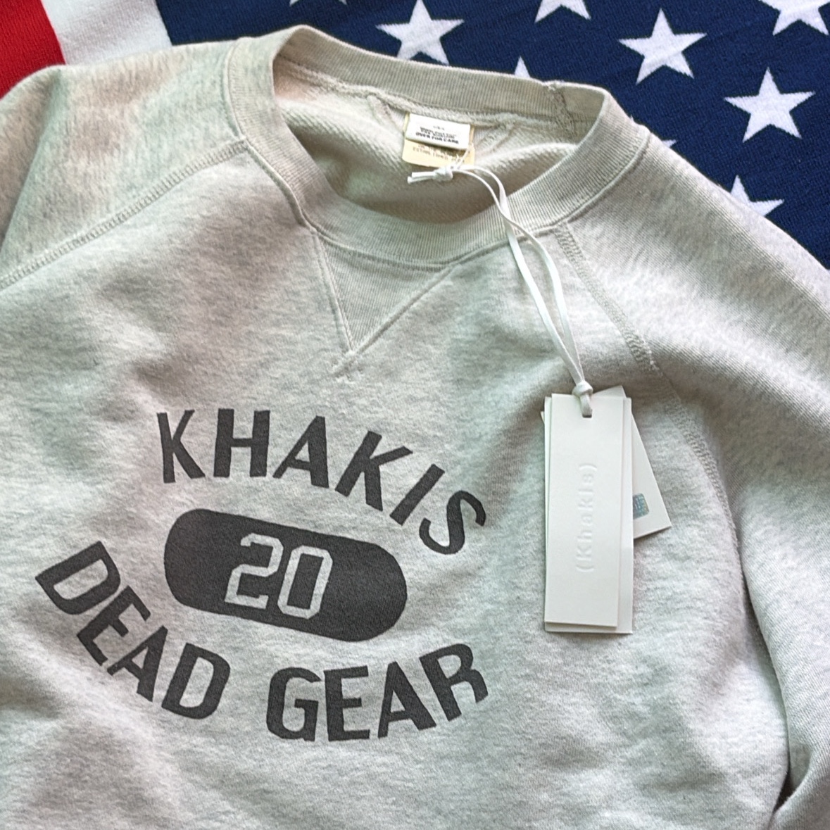 Khakis Major Crewneck Oatmeal 착용 스타일