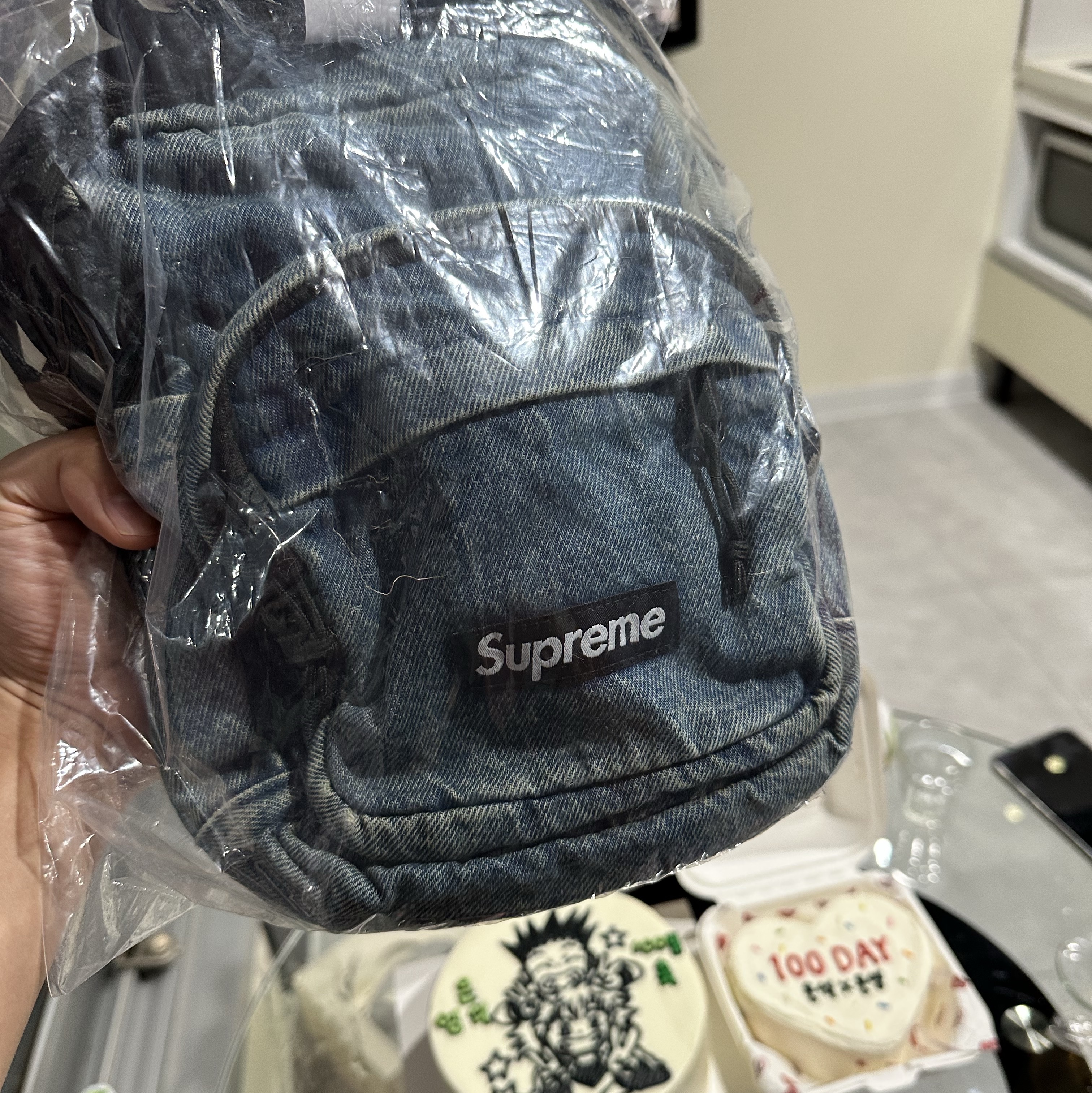 Supreme Denim Shoulder Bag Washed Indigo - 25FW 착용 스타일