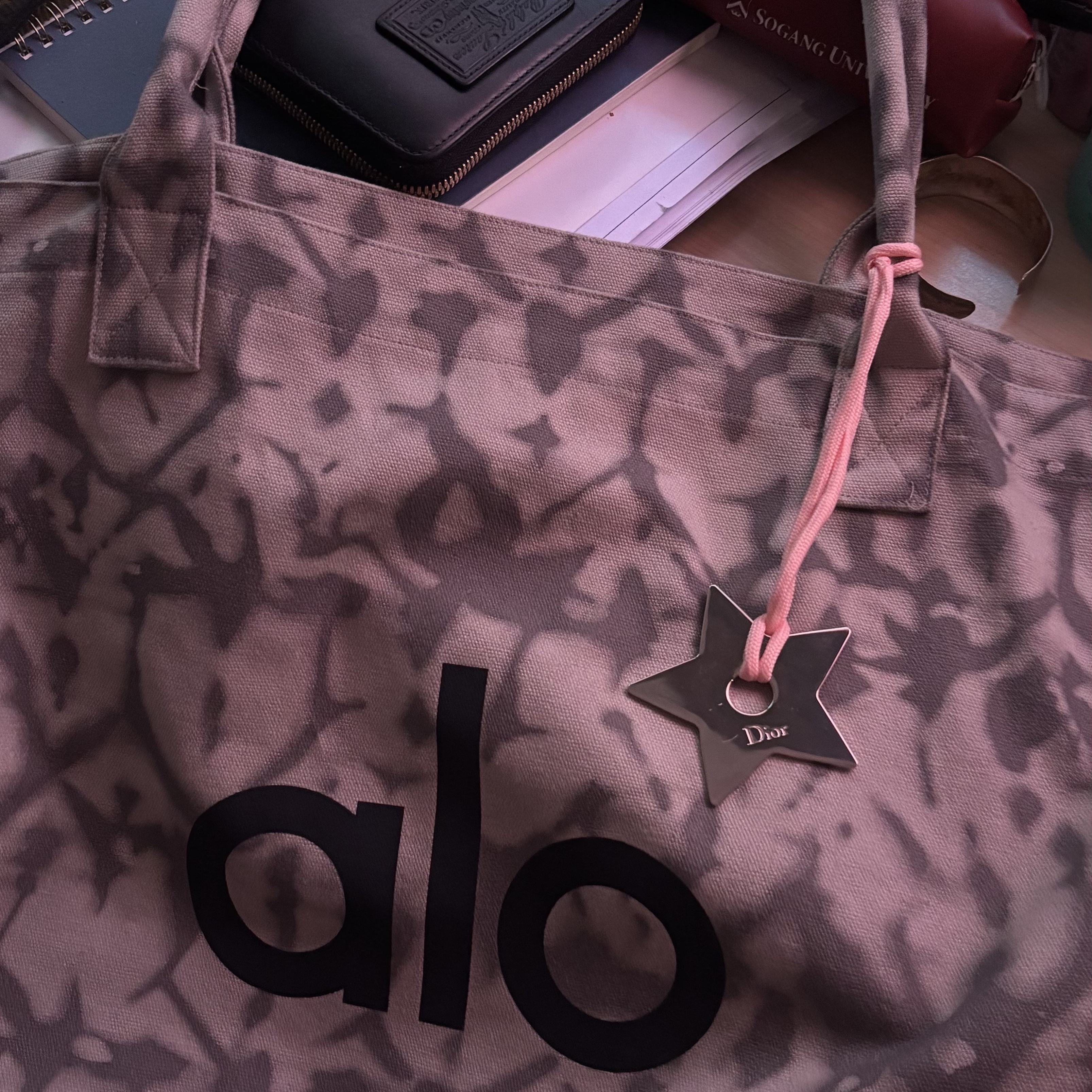 Alo Yoga Iconic Shopper Tote Bag Grey Tiedye 착용 스타일